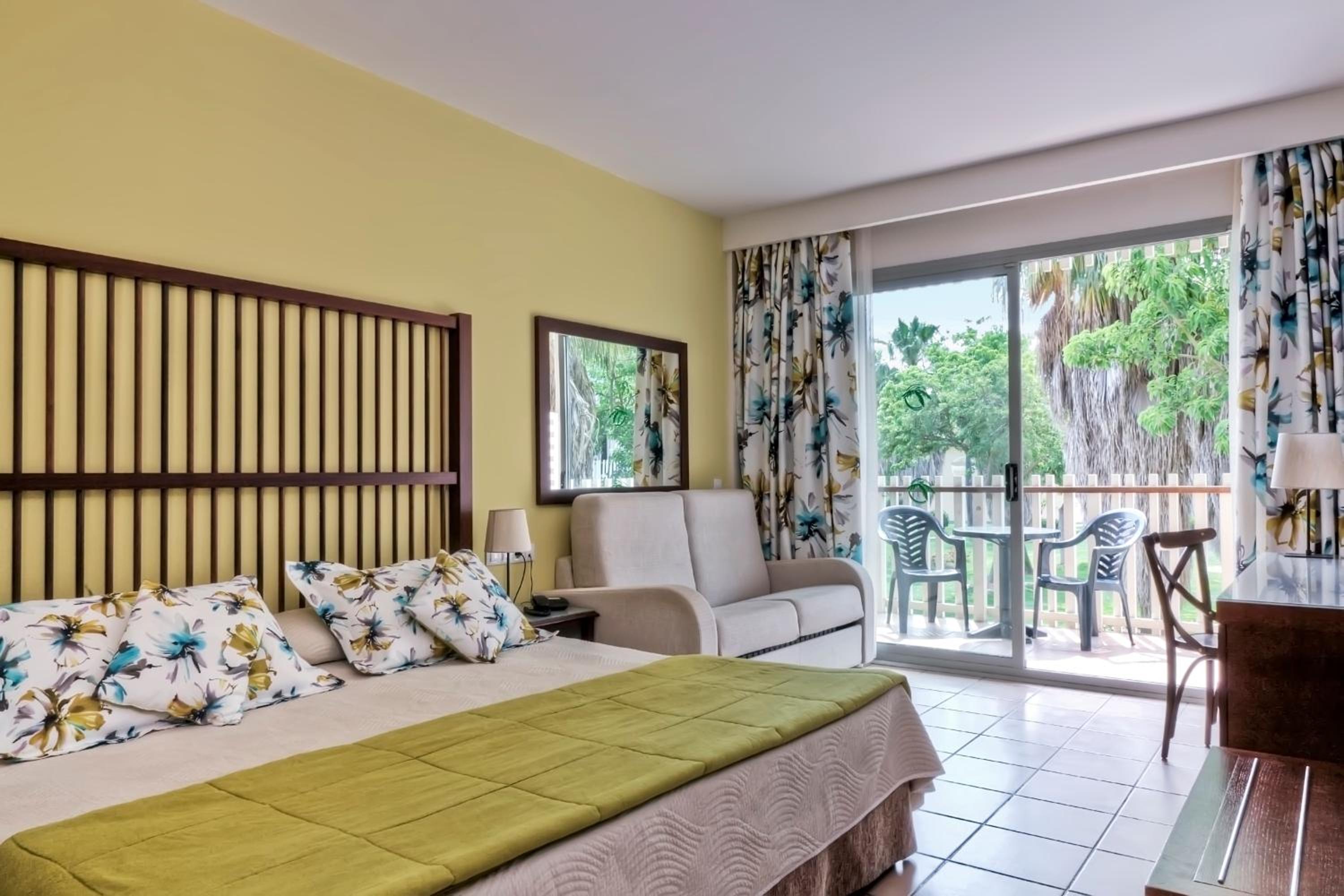 Habitación Estándar con Acceso al Parque de Atracciones + 1 acceso a Ferrari Land (1 adulto)