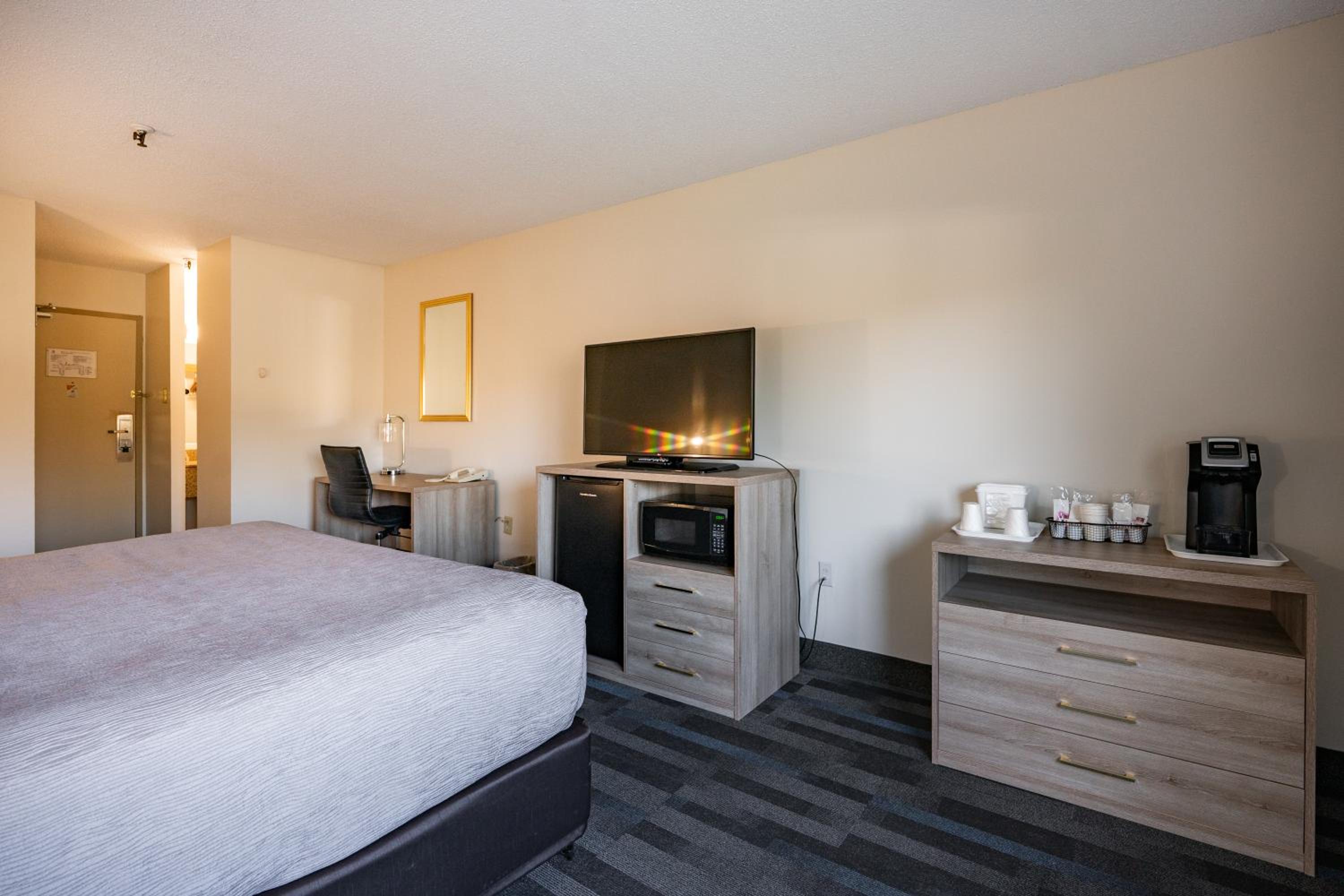 King Room - Non-Smoking - Photo 7