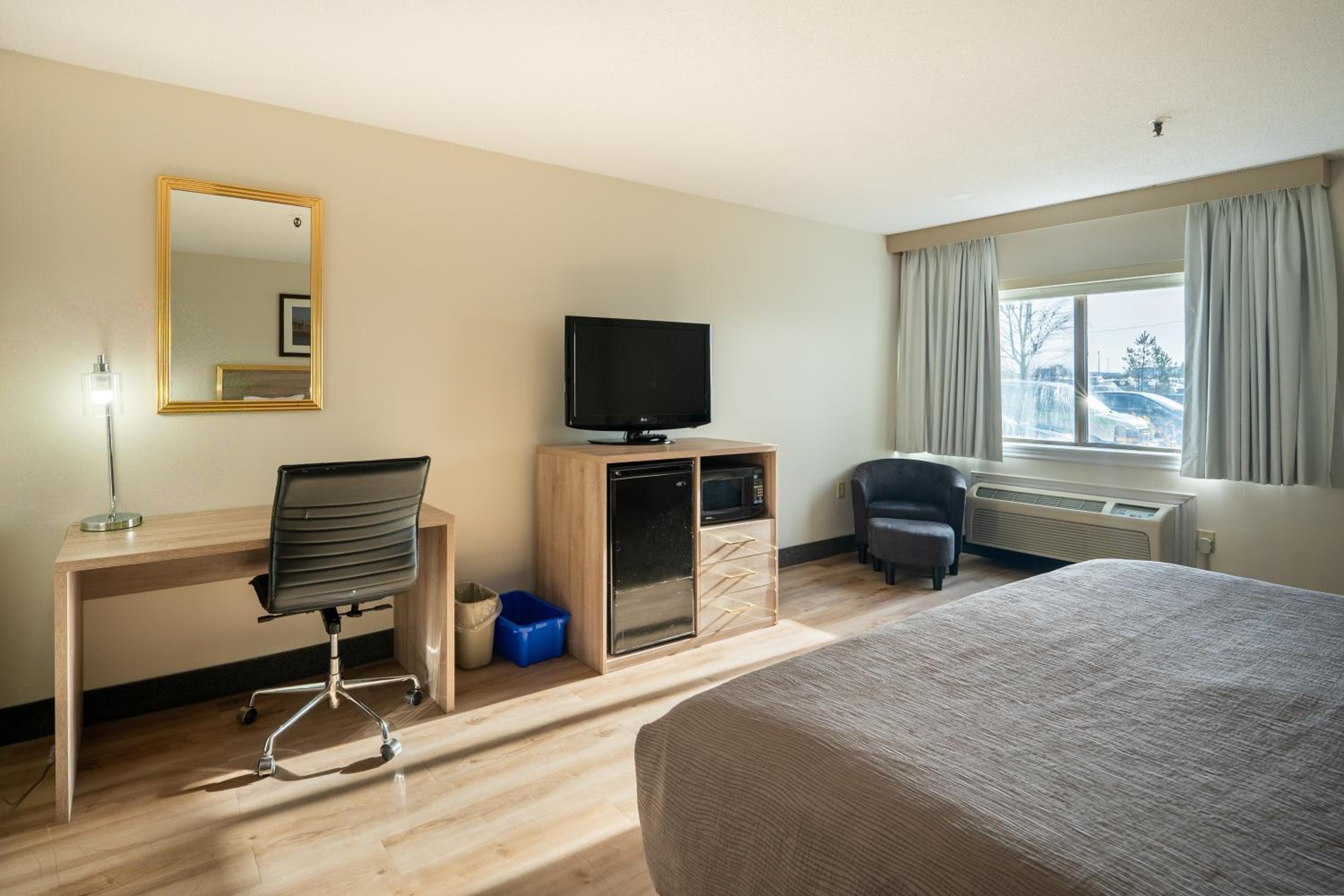 King Room - Non-Smoking - Photo 8
