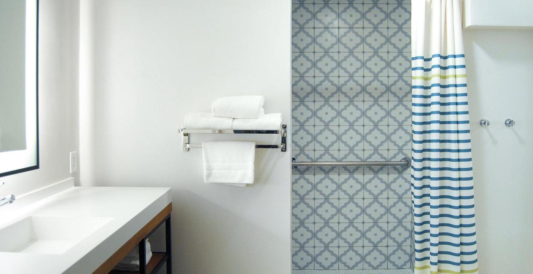 King Suite with Mobility Accessible Roll-In Shower - Photo 2