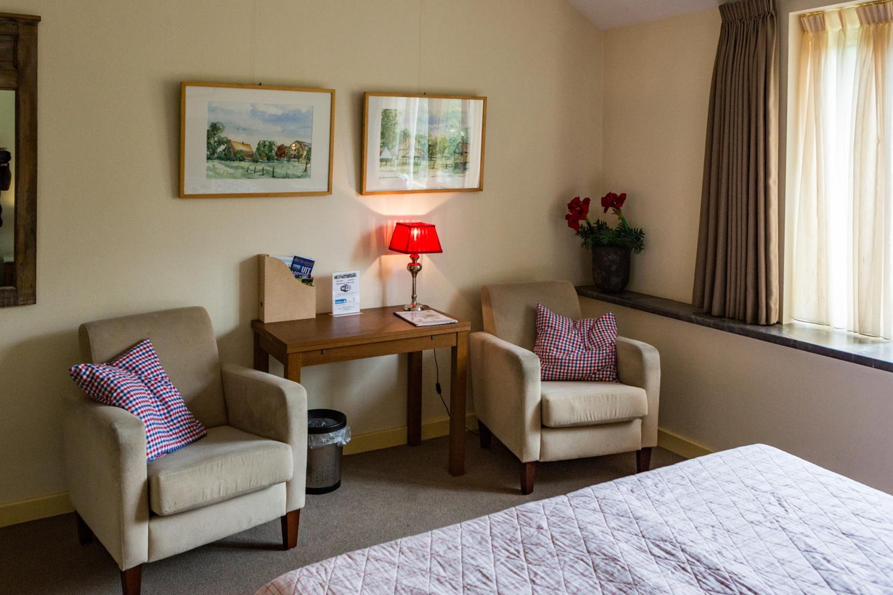 Twin Room with Private Bathroom photo 2