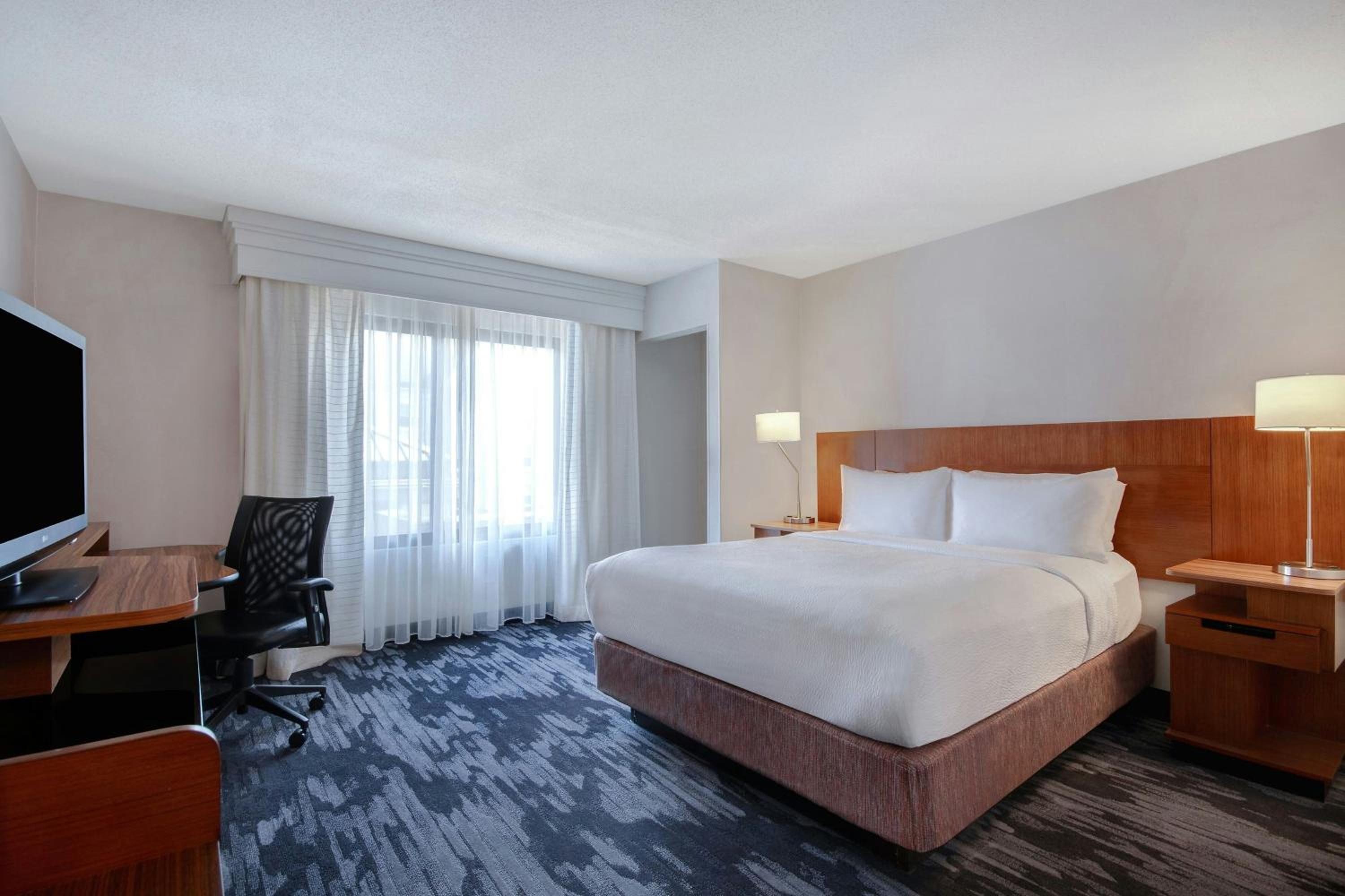 Queen Room with Roll-In Shower - Mobility Access/Hearing Accessible