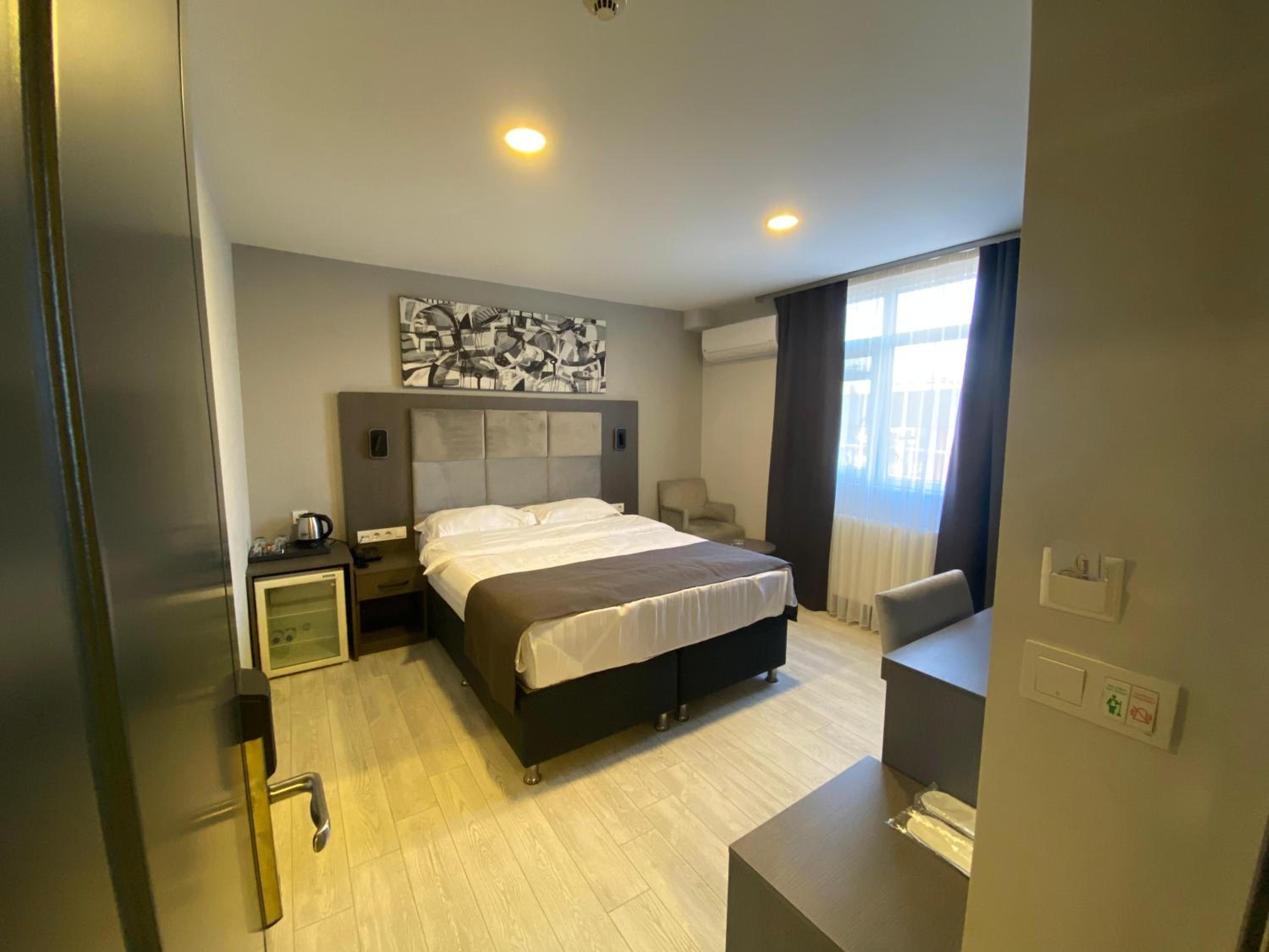 Standard Double or Twin Room - Photo 5