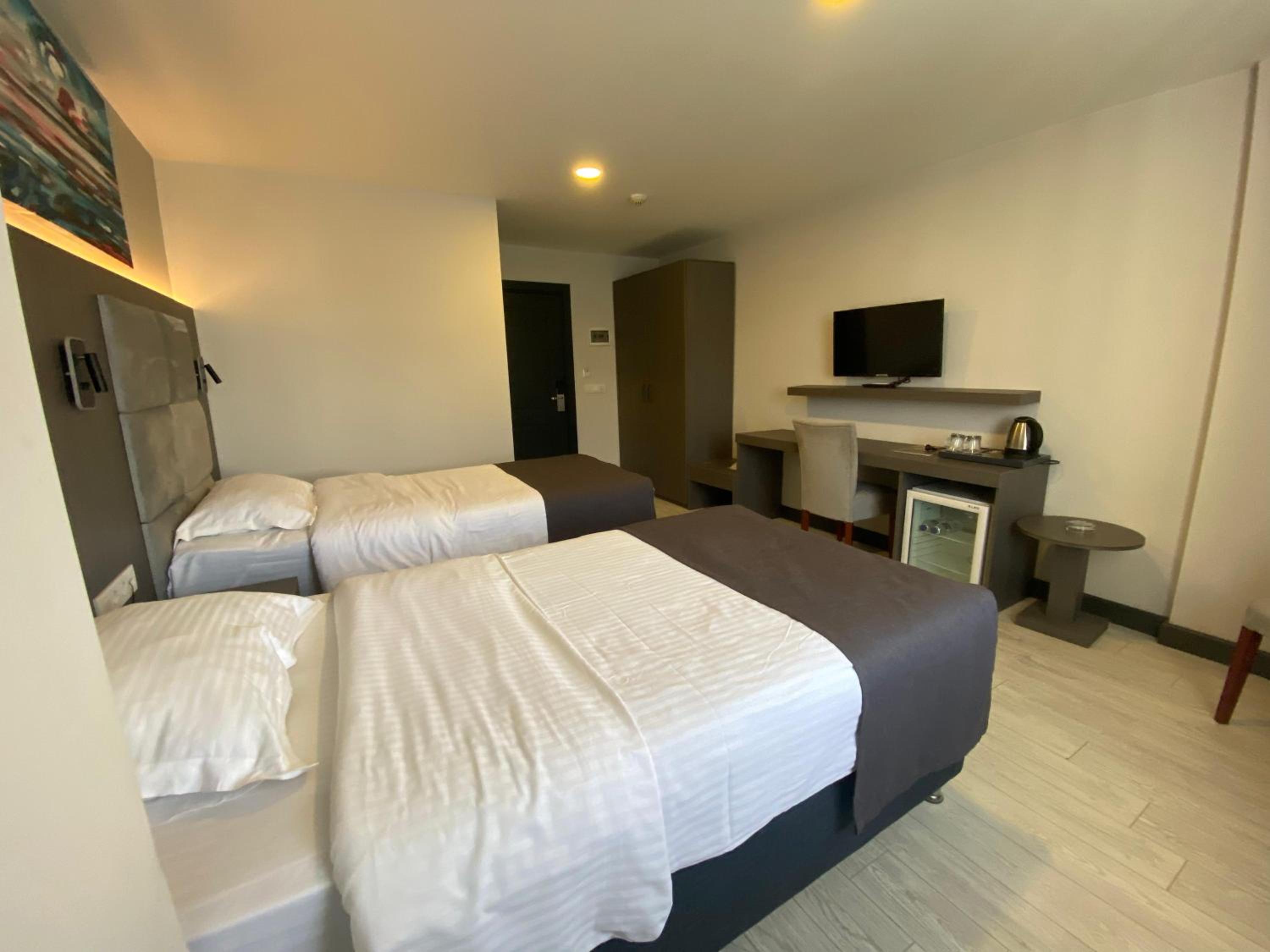 Superior Triple Room with Sea View - Photo 3