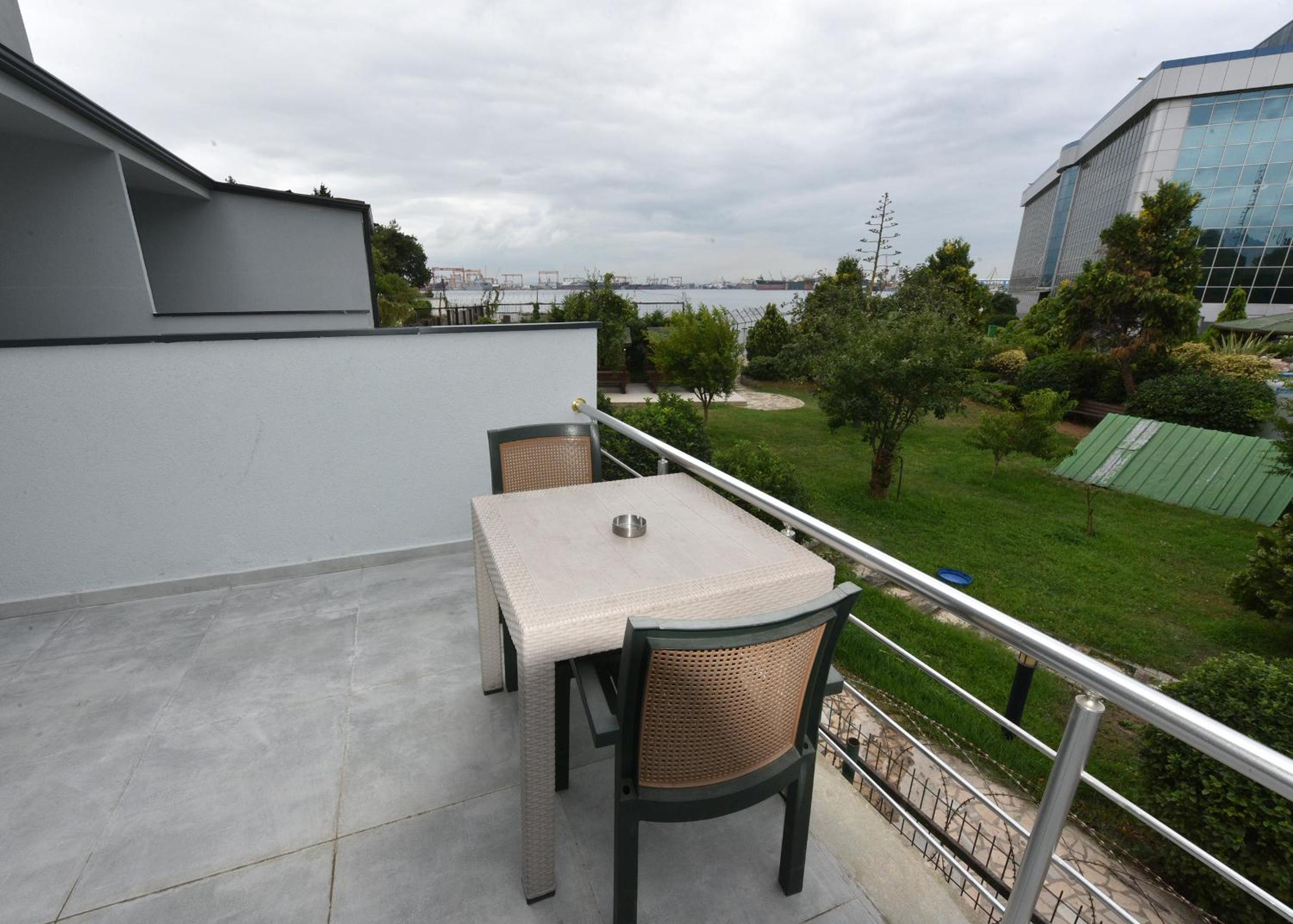Executive Suite - Photo 6