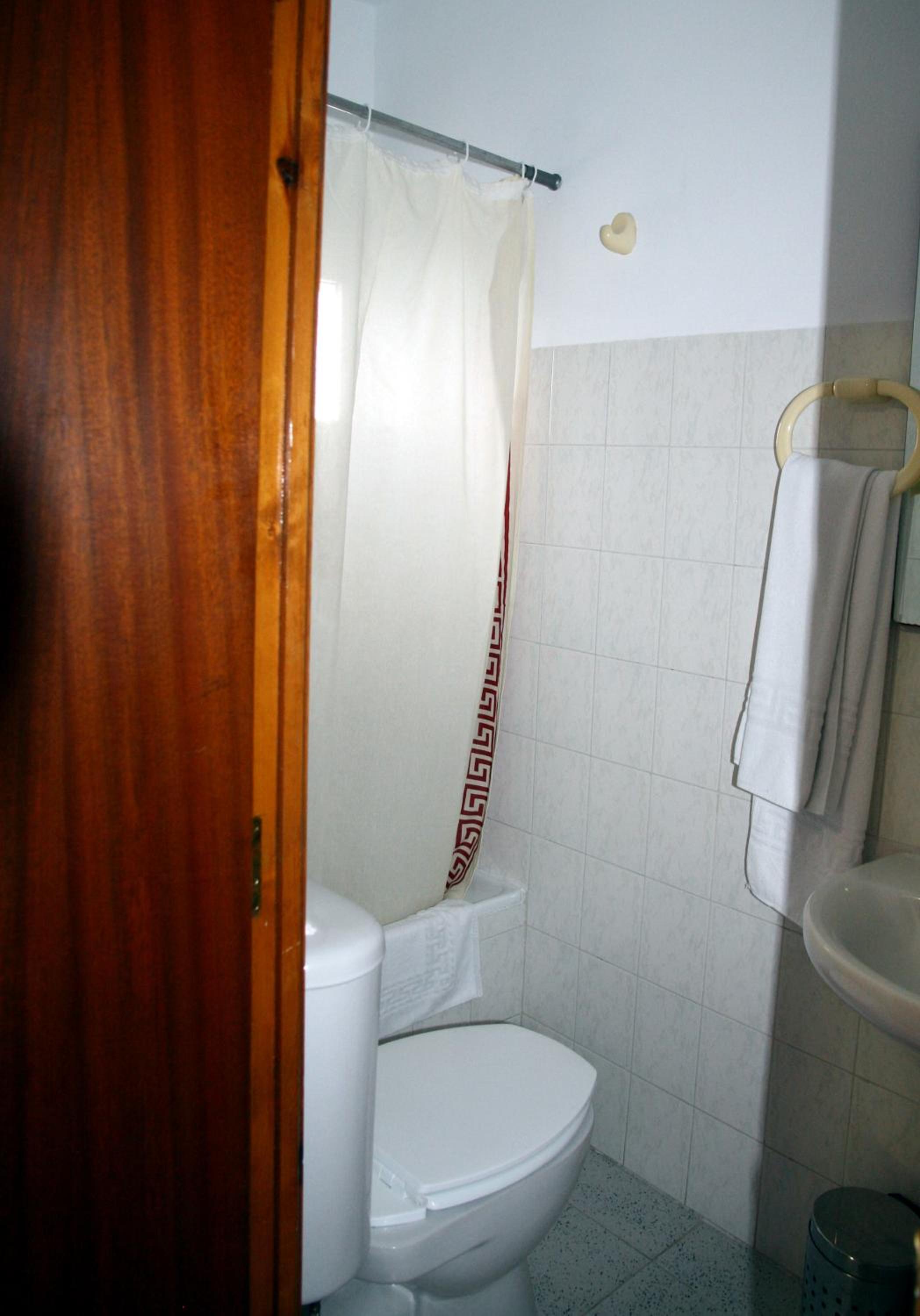 Twin Room - Photo 8