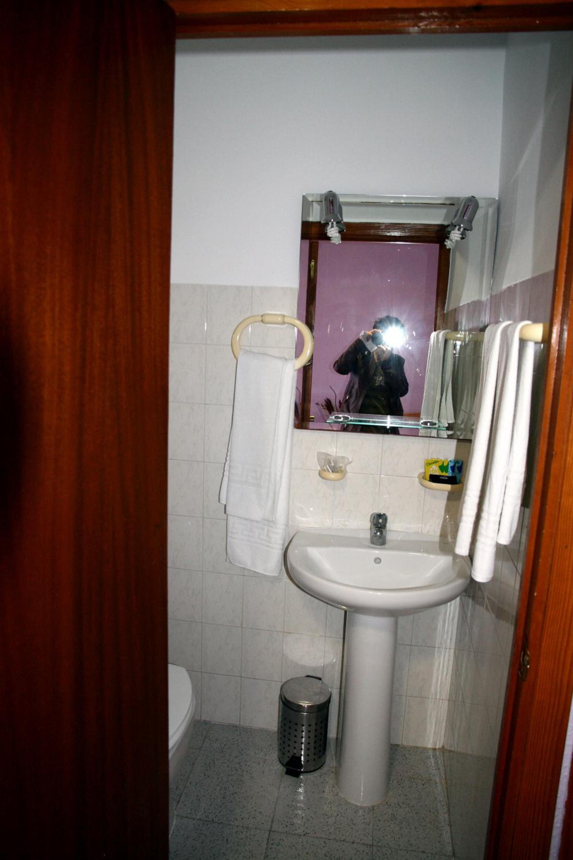 Twin Room - Photo 9