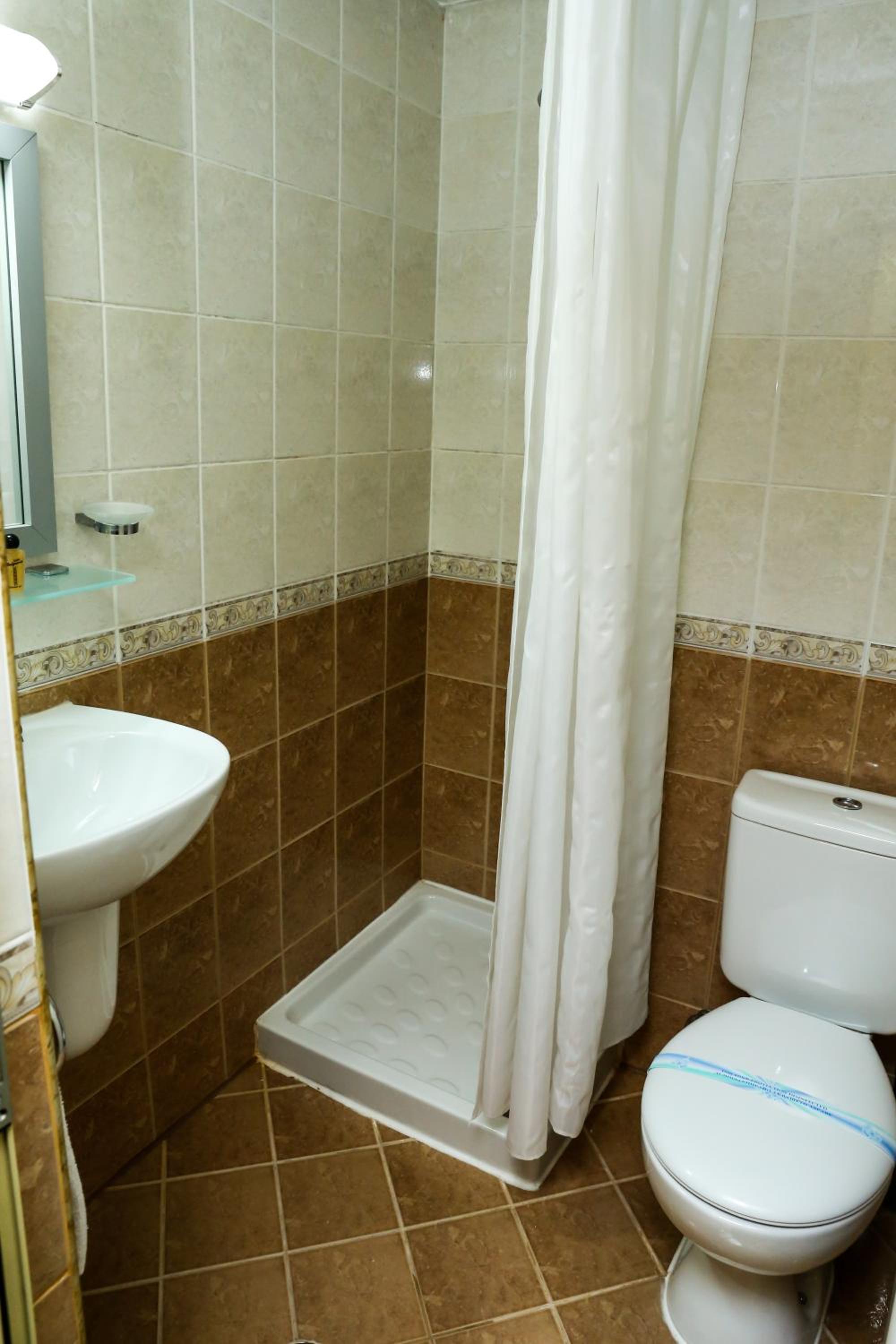 Double or Twin Room - Photo 4