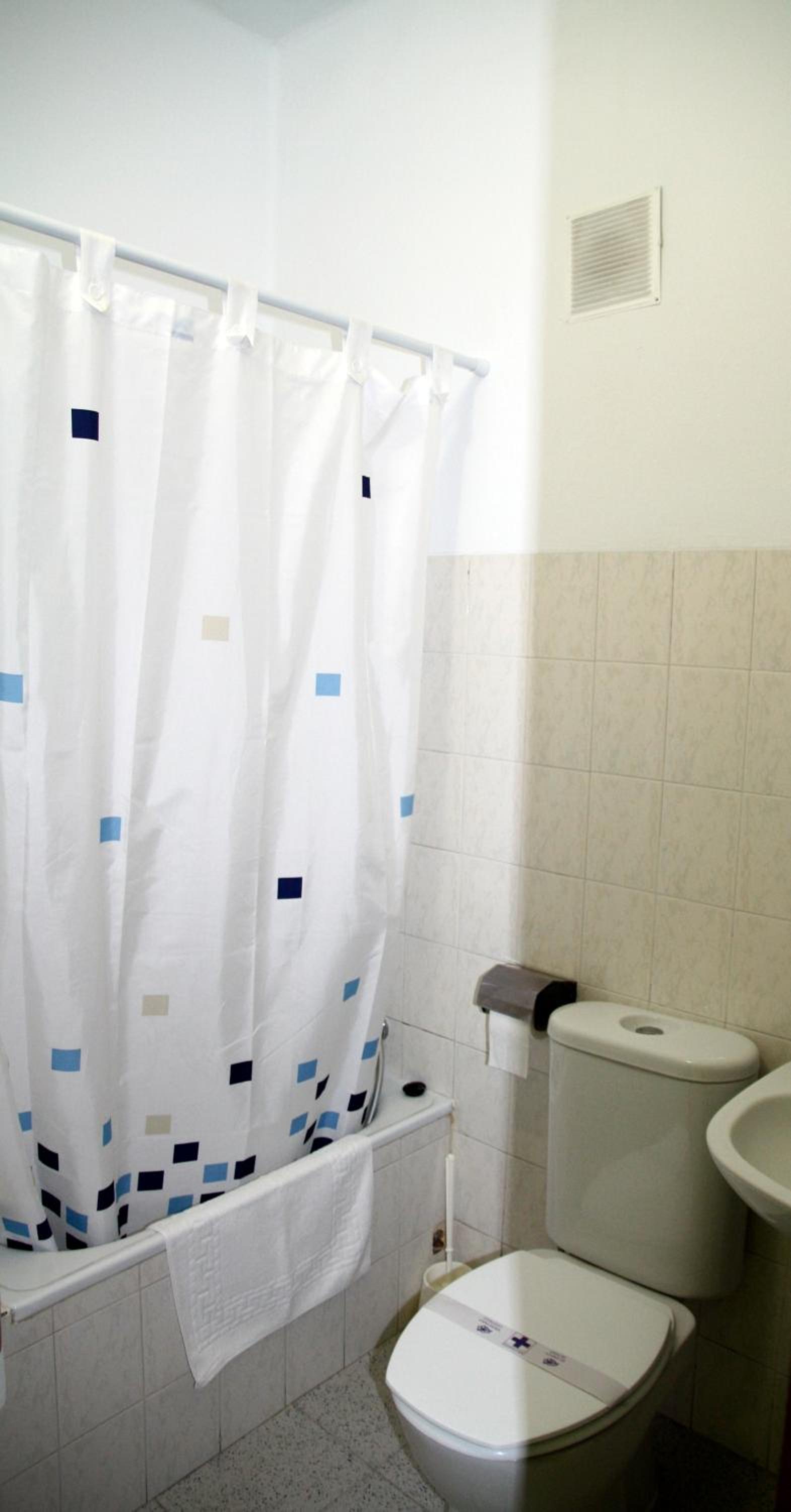 Twin Room - Photo 10