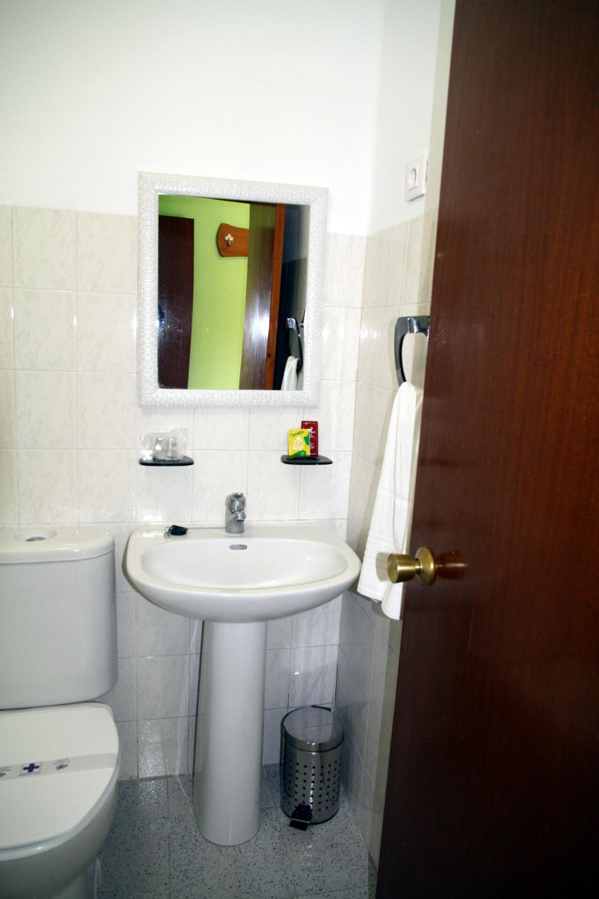 Twin Room - Photo 12