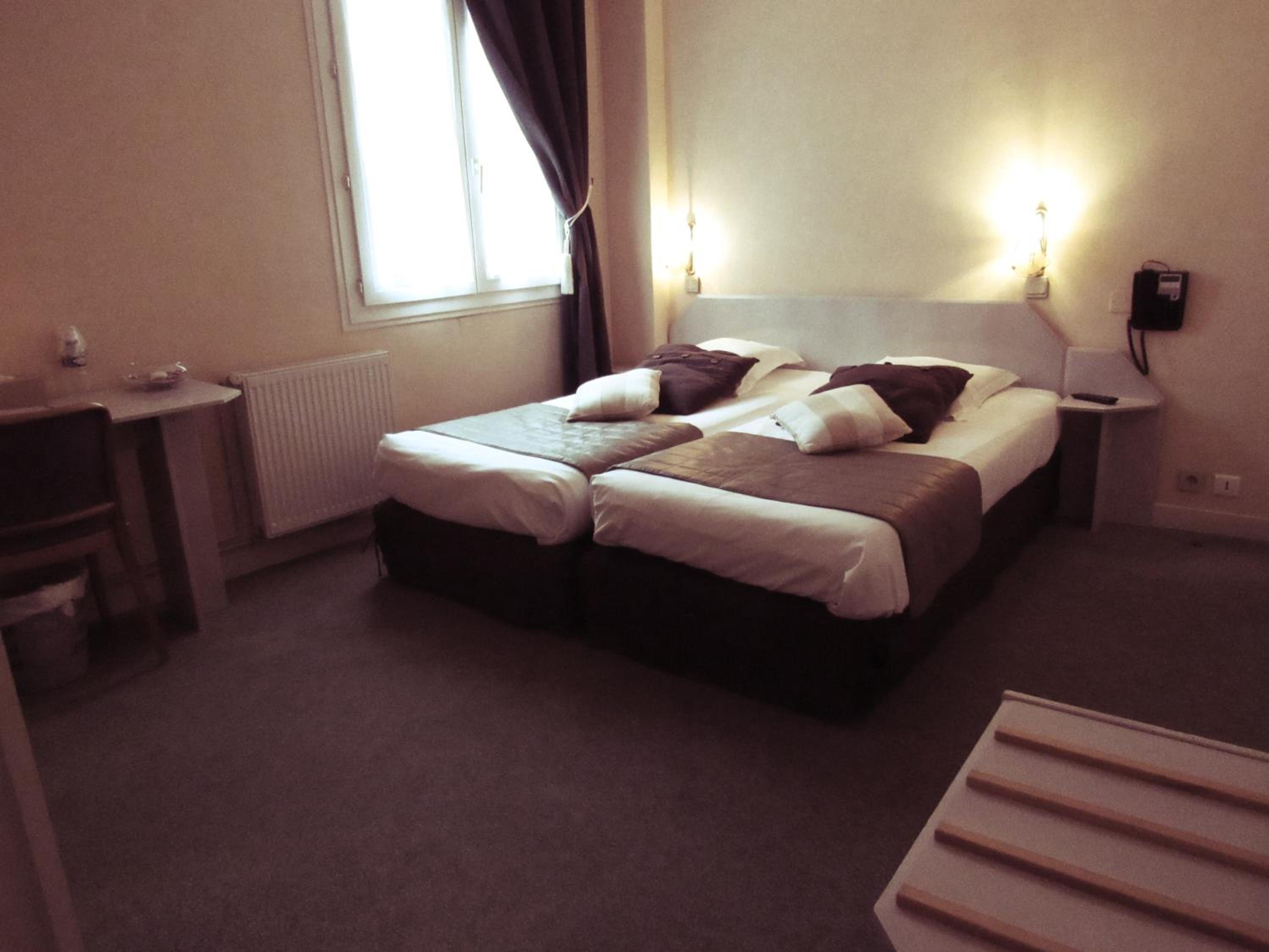 Standard Twin Room - Photo 1