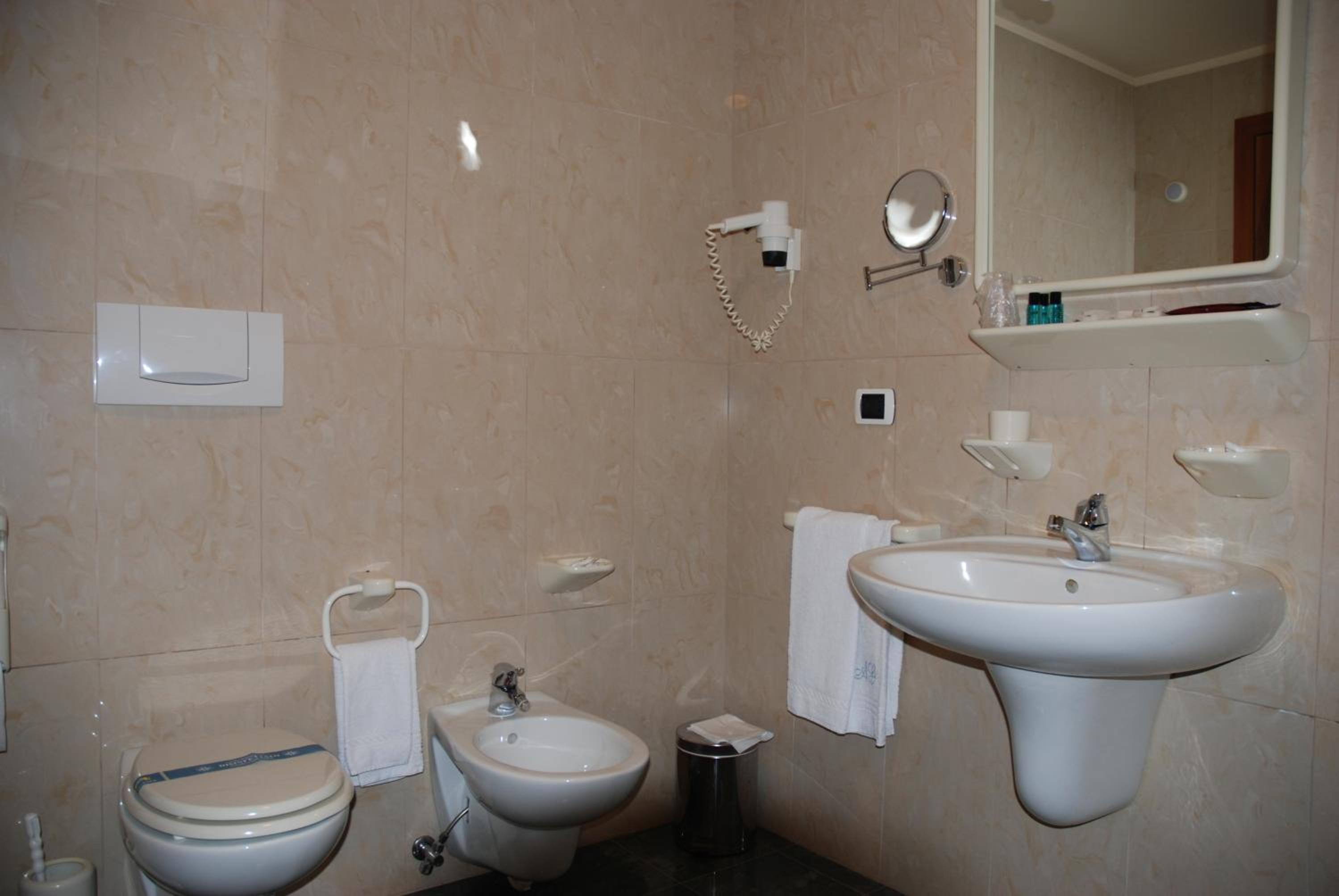 Double Room - Photo 8