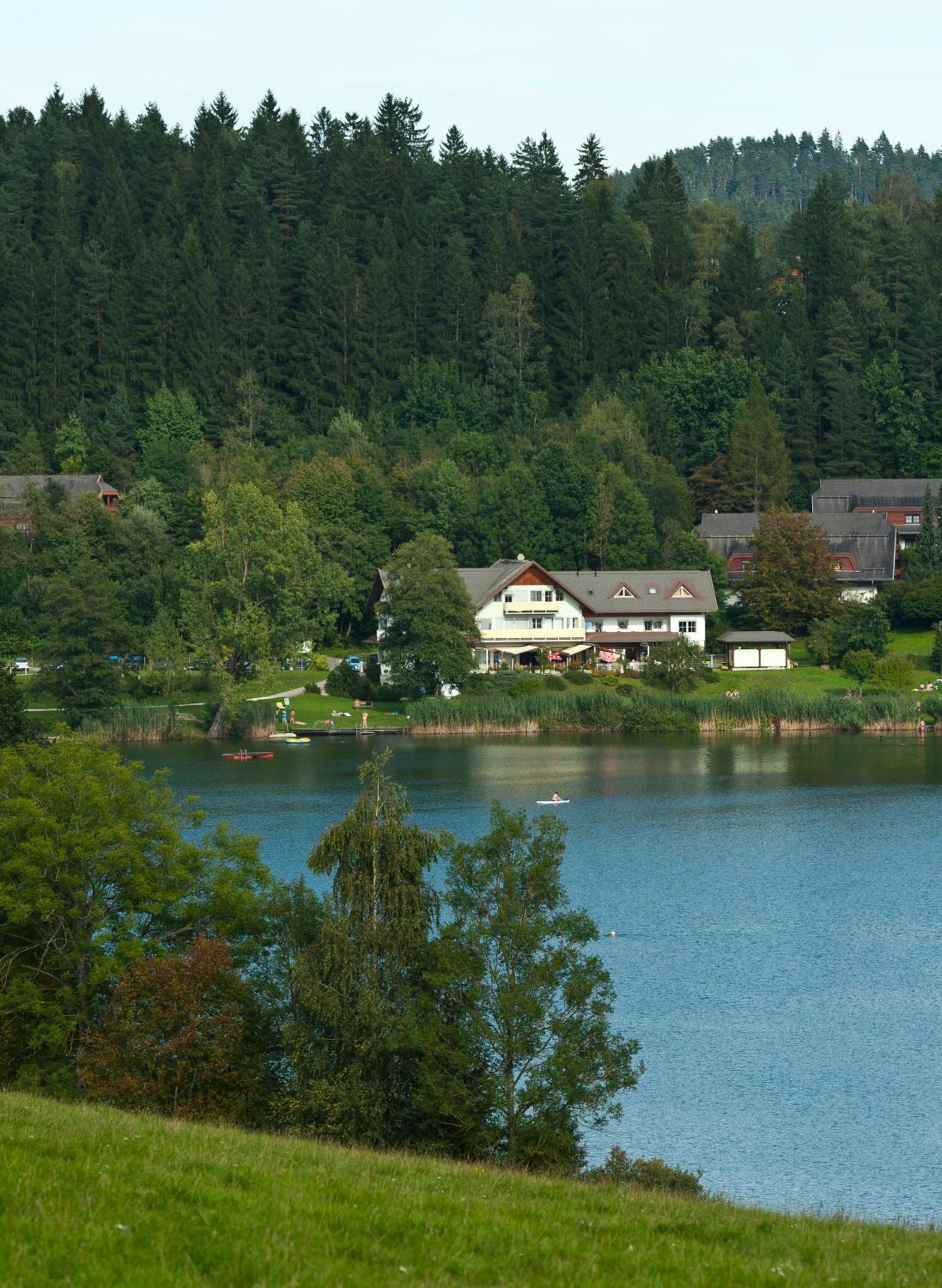 Three-Bedroom Apartment with Balcony and Lake View photo 2