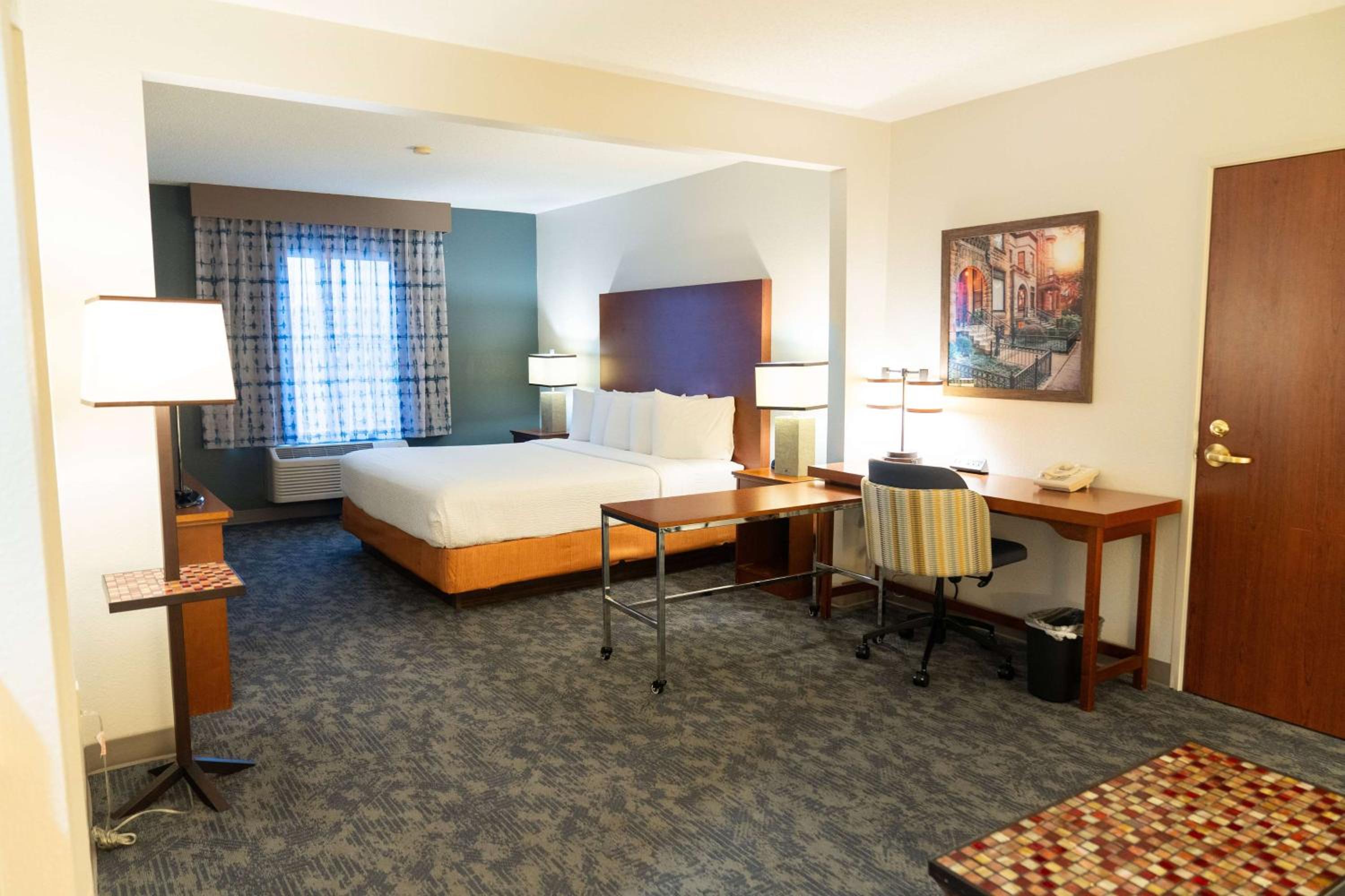 Executive King Suite with Kitchenette - Non-Smoking - Photo 2