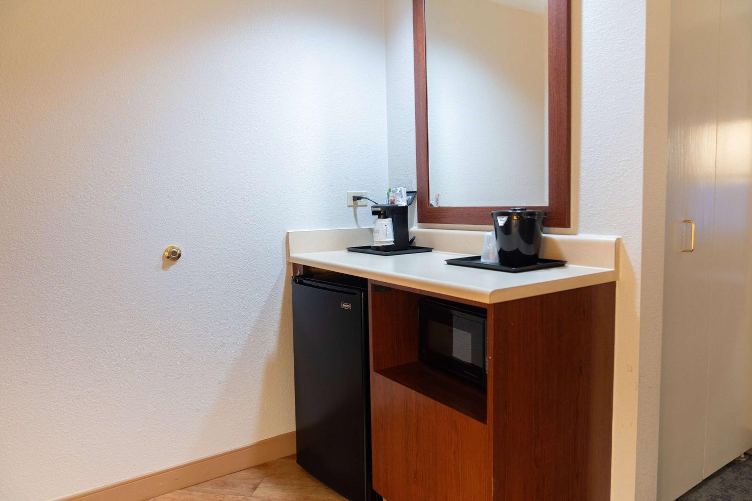 Executive King Suite with Kitchenette - Non-Smoking - Photo 3