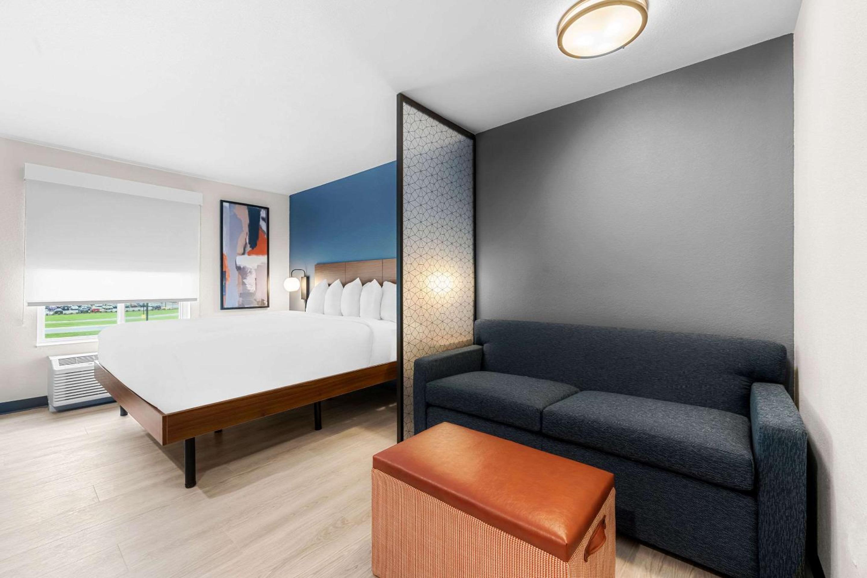 King Suite with Sofa/Accessible Tub  - Disability Access/Non Smoking photo 2
