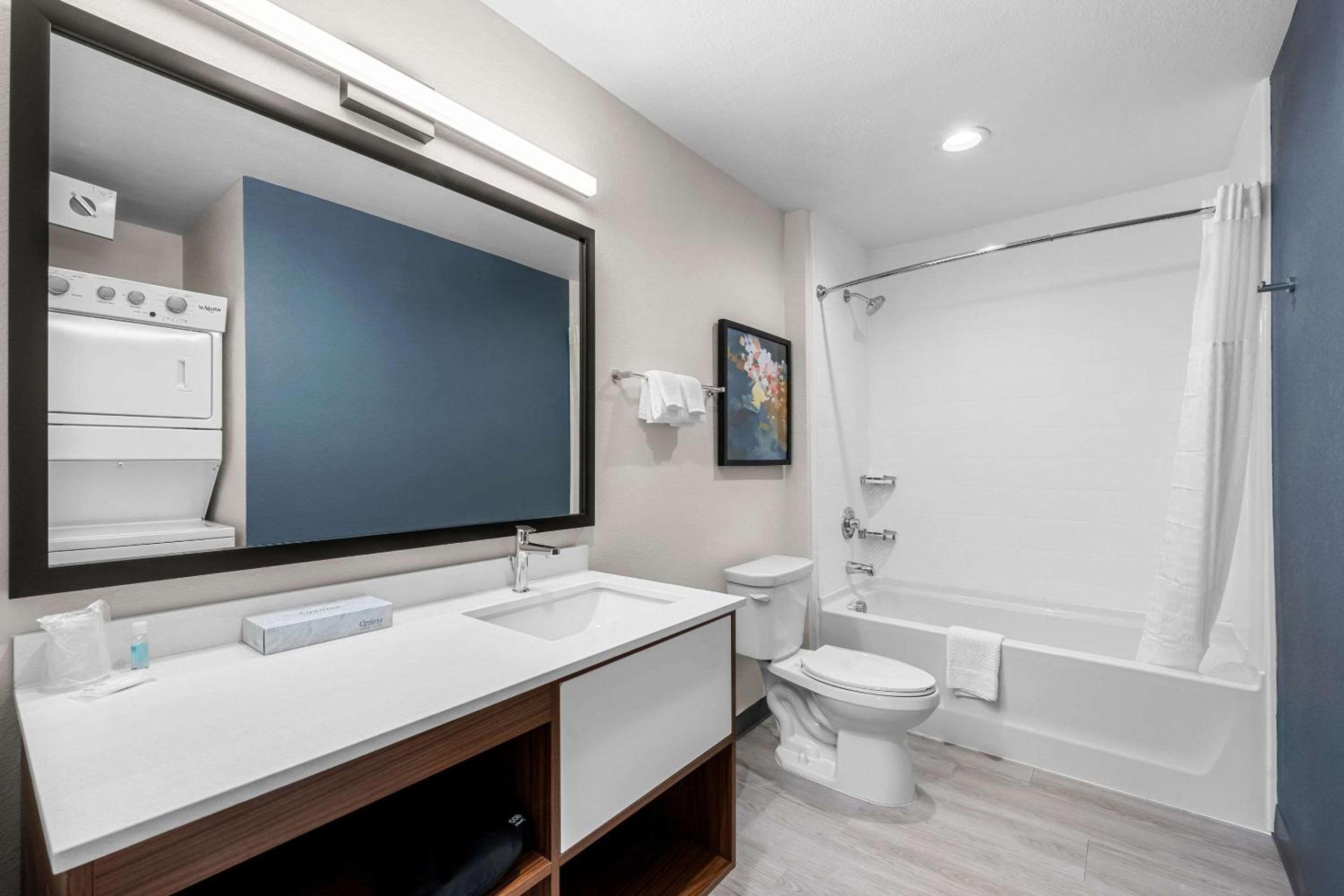 Queen Suite with Two Queen Beds and Tub - Disability Access/Non Smoking photo 3