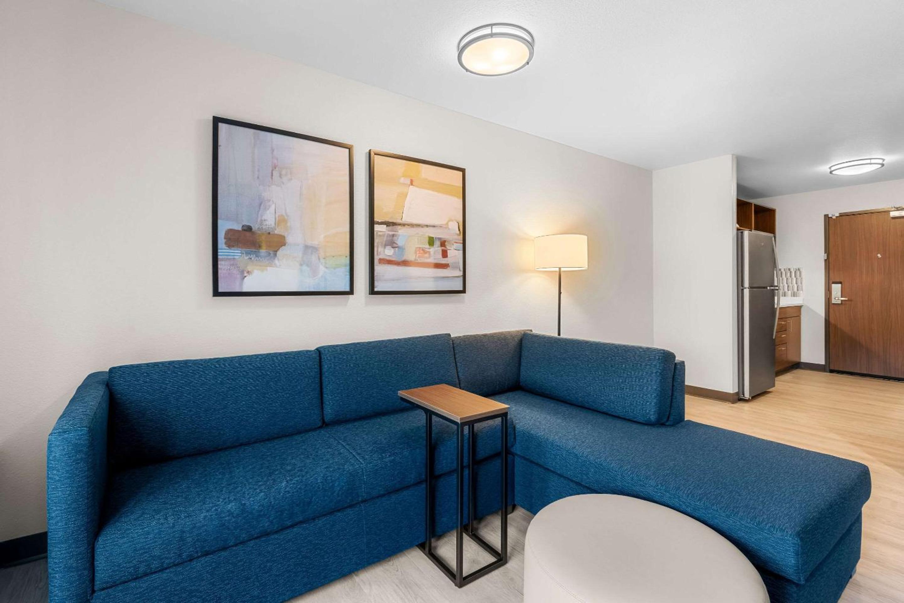 1 Bedroom King Suite with Sofa/Roll In Shower - Disability Access/Non Smoking photo 3