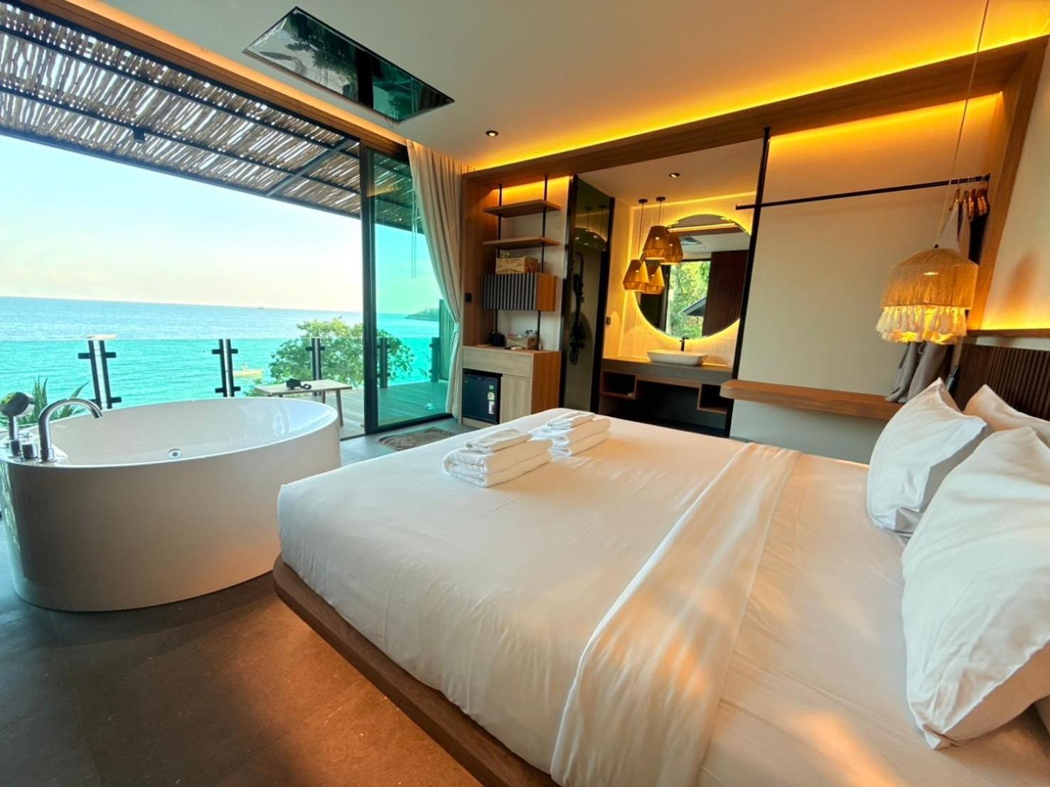 Deluxe Double Room with Bath - Photo 4