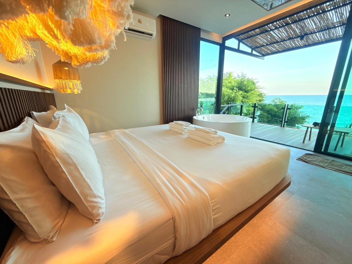 Deluxe Double Room with Bath - Photo 5