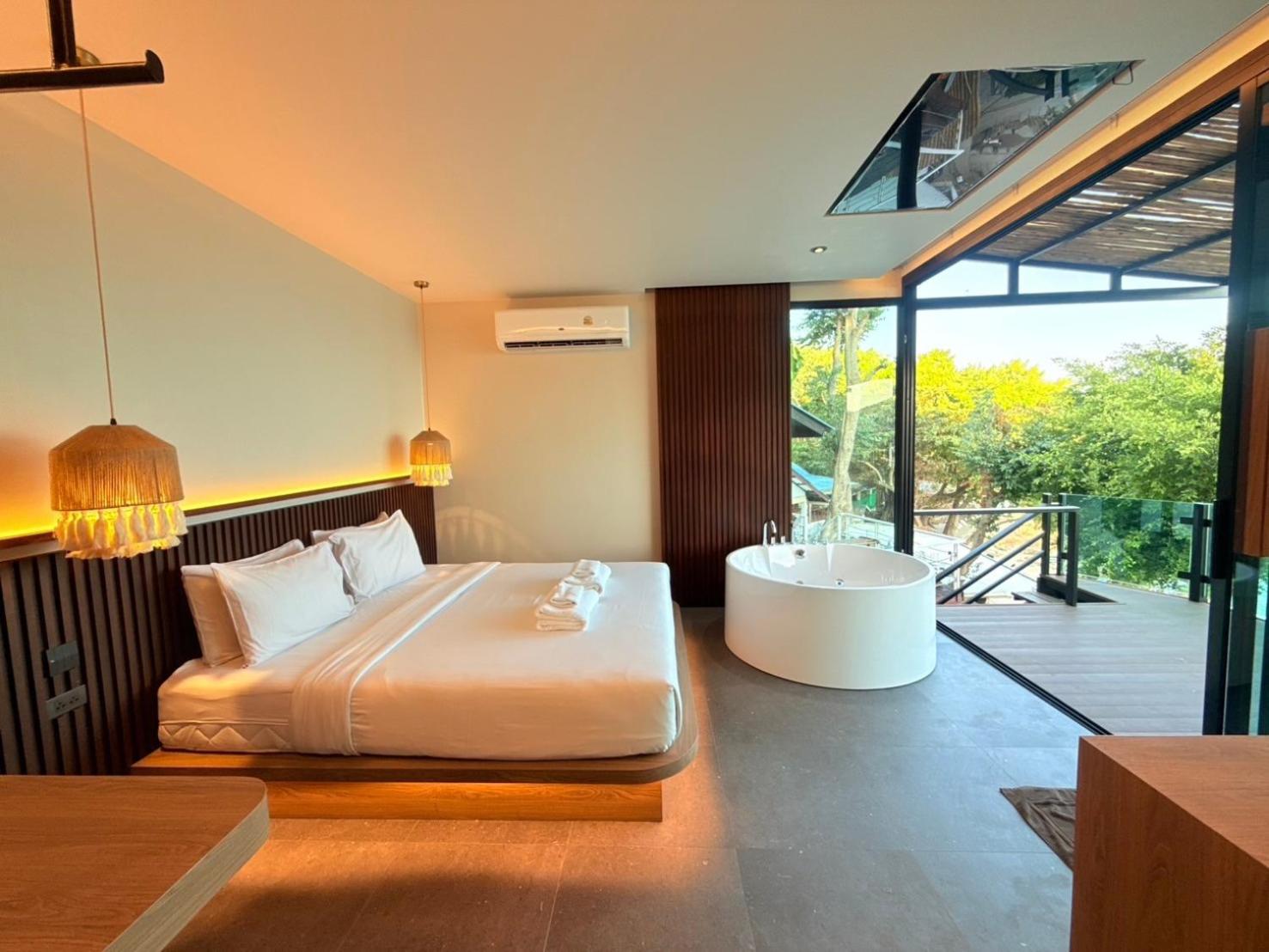 Deluxe Double Room with Bath - Photo 6