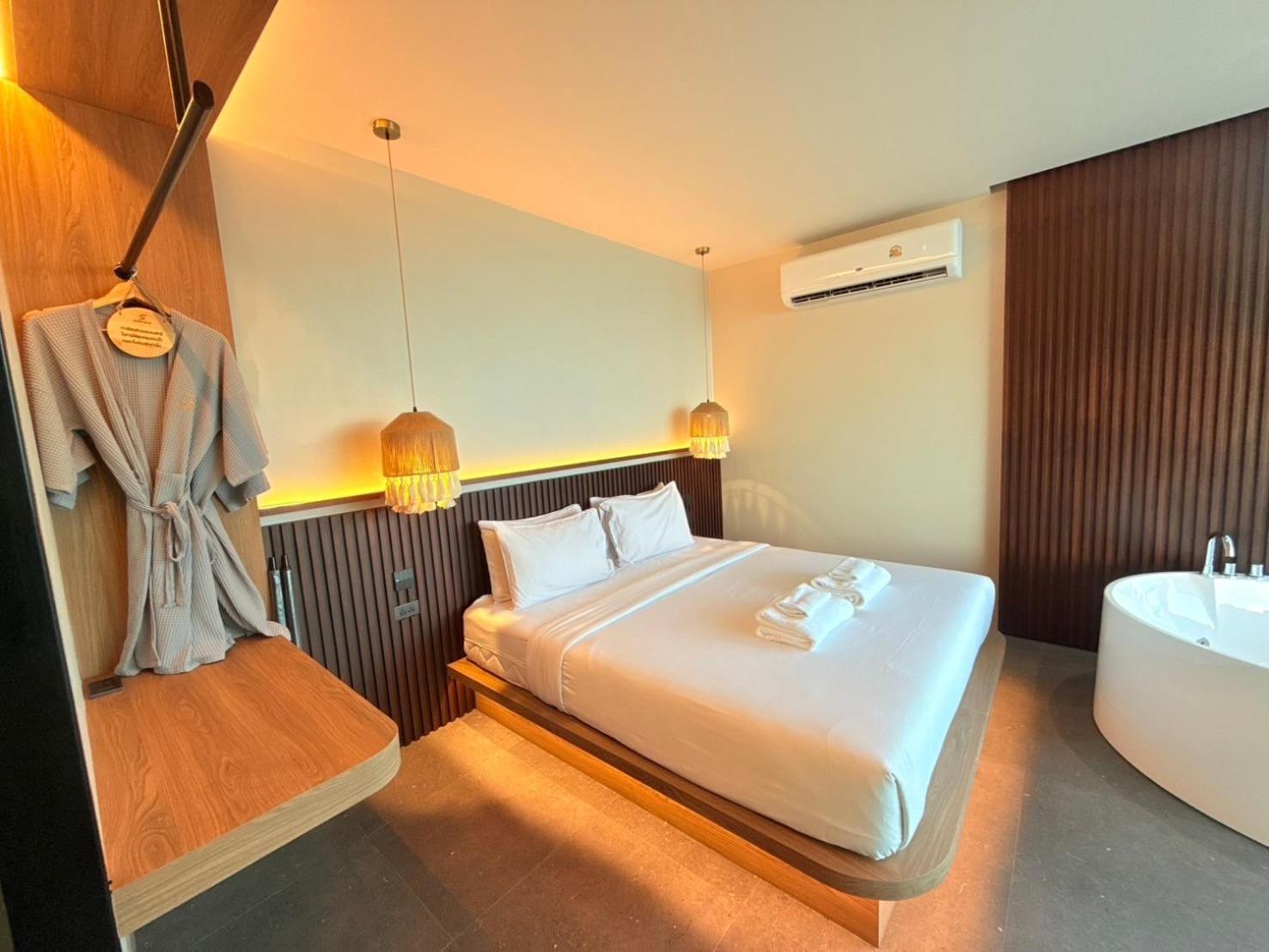 Deluxe Double Room with Bath - Photo 7