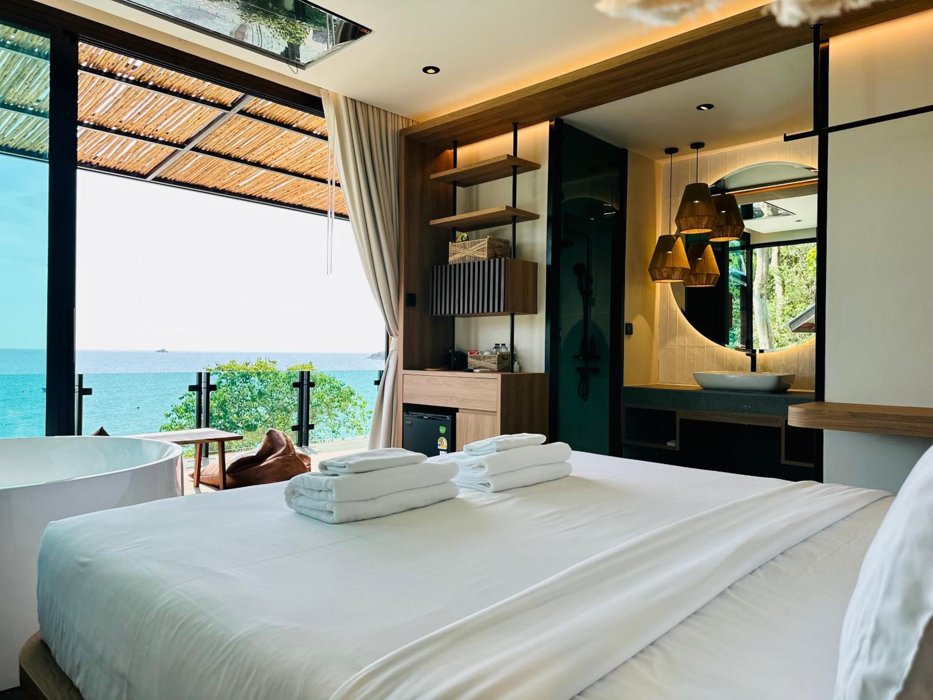 Deluxe Double Room with Bath - Photo 8
