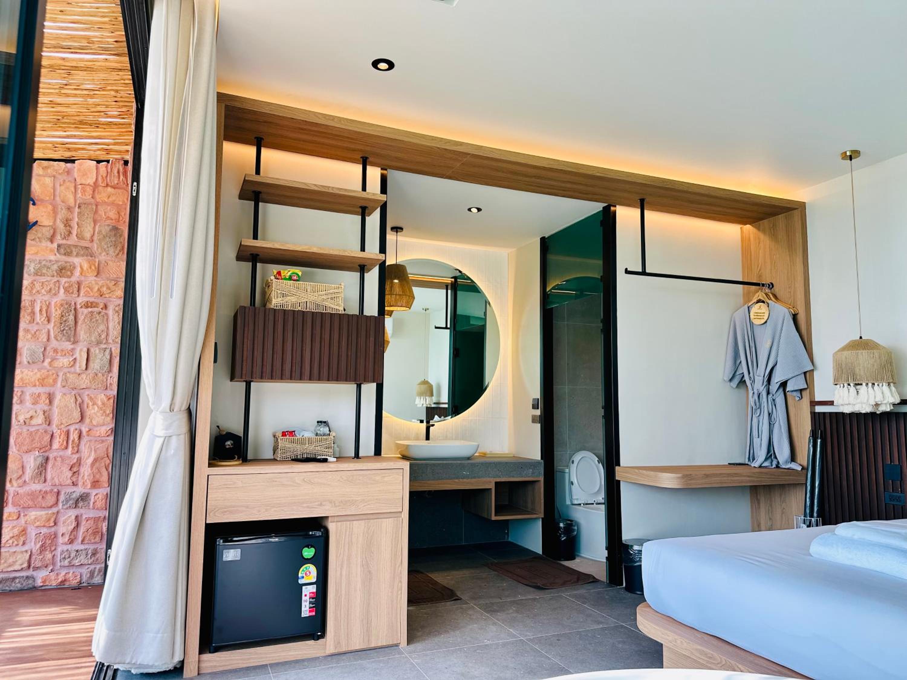 Deluxe Double Room with Bath - Photo 9