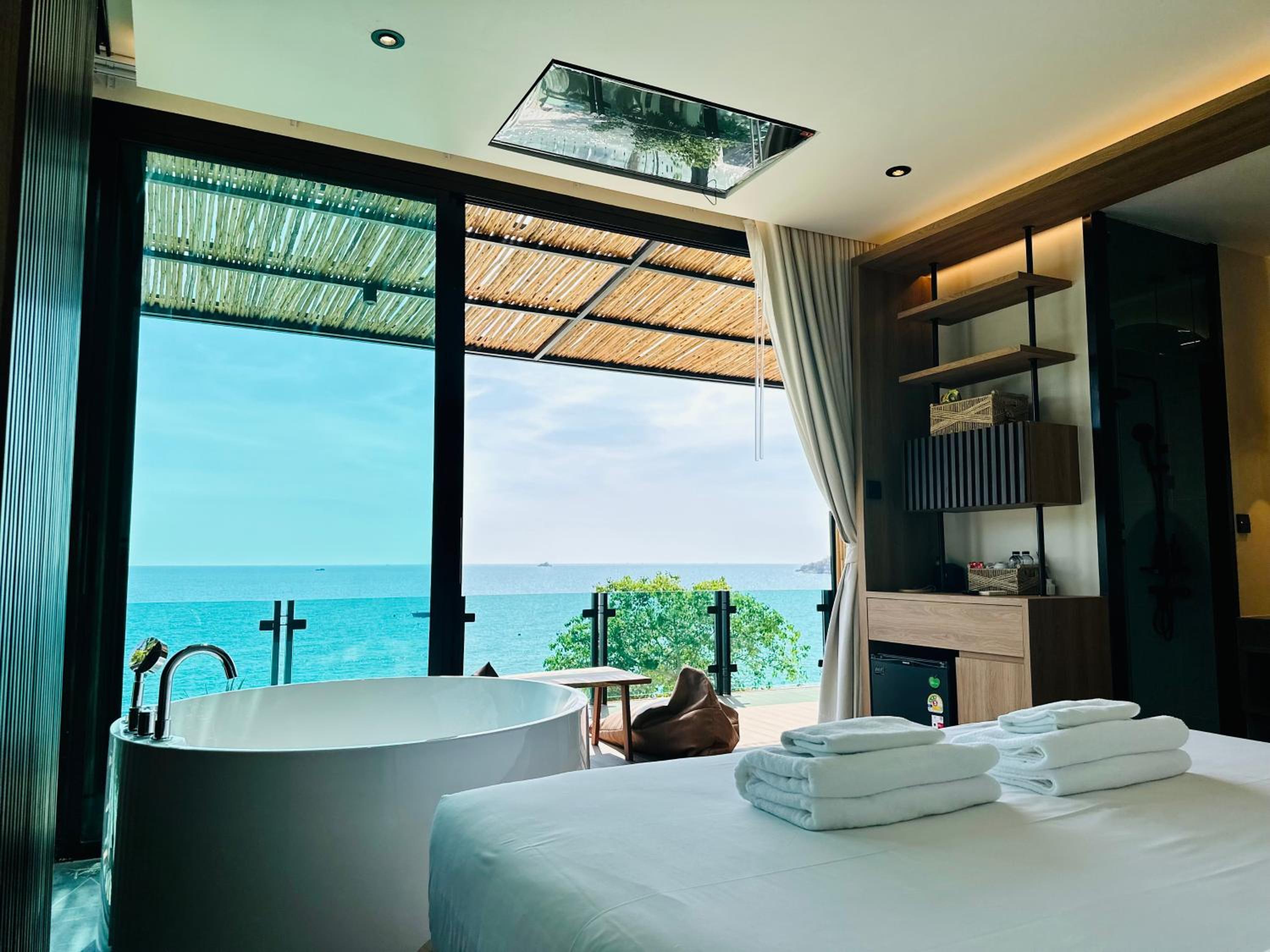 Deluxe Double Room with Bath - Photo 10