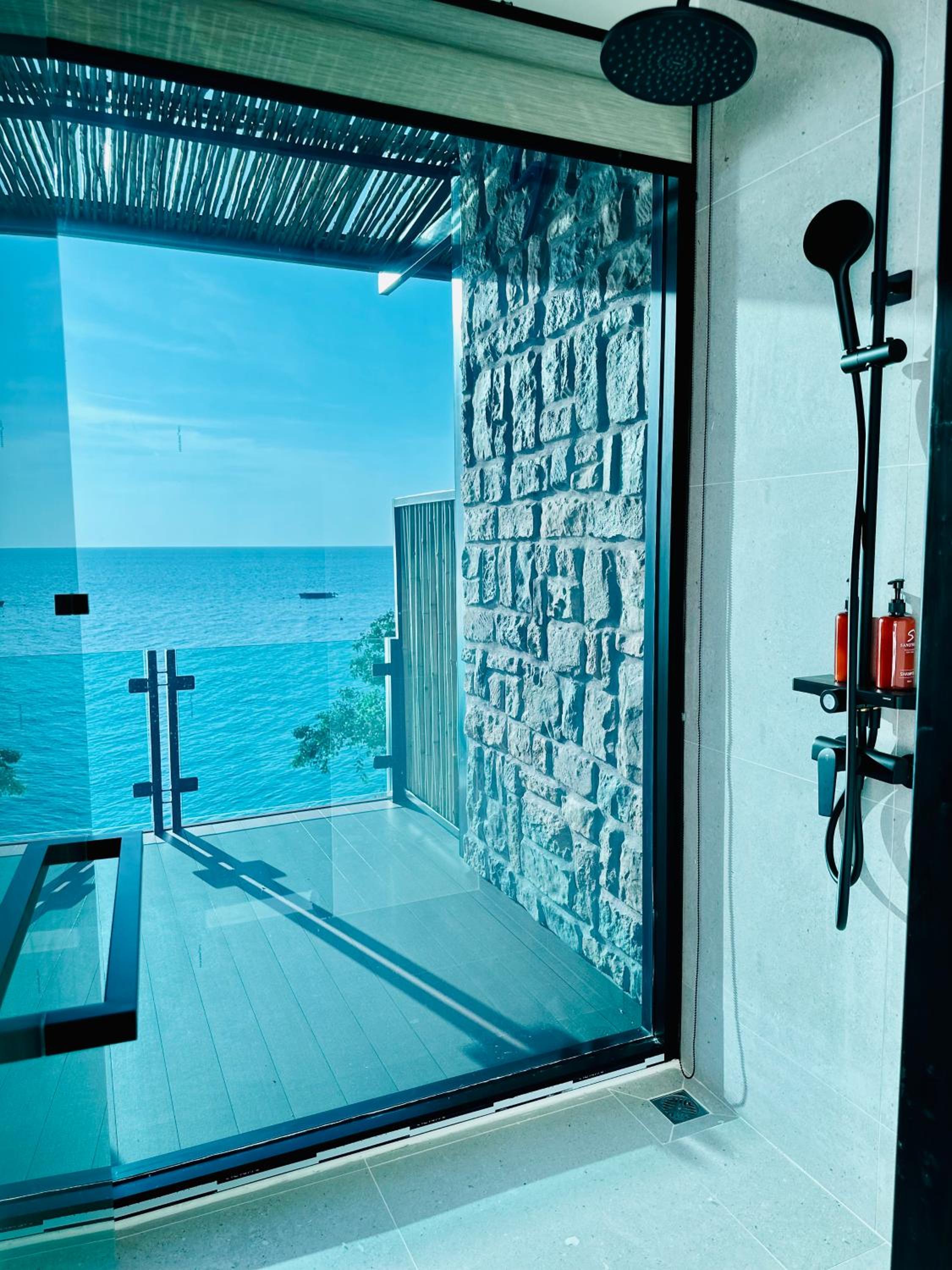 Deluxe Double Room with Bath - Photo 12