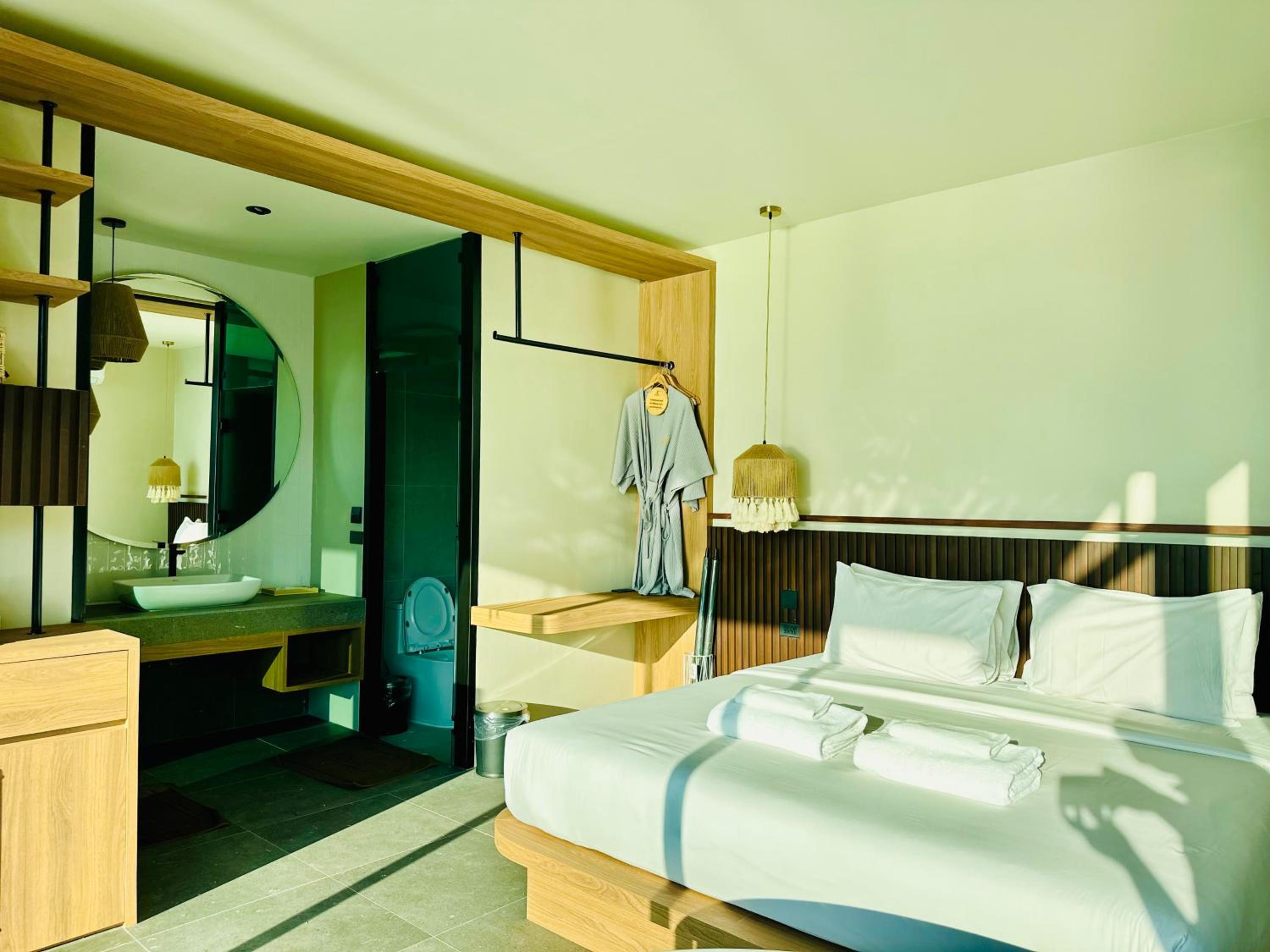 Deluxe Double Room with Bath - Photo 1