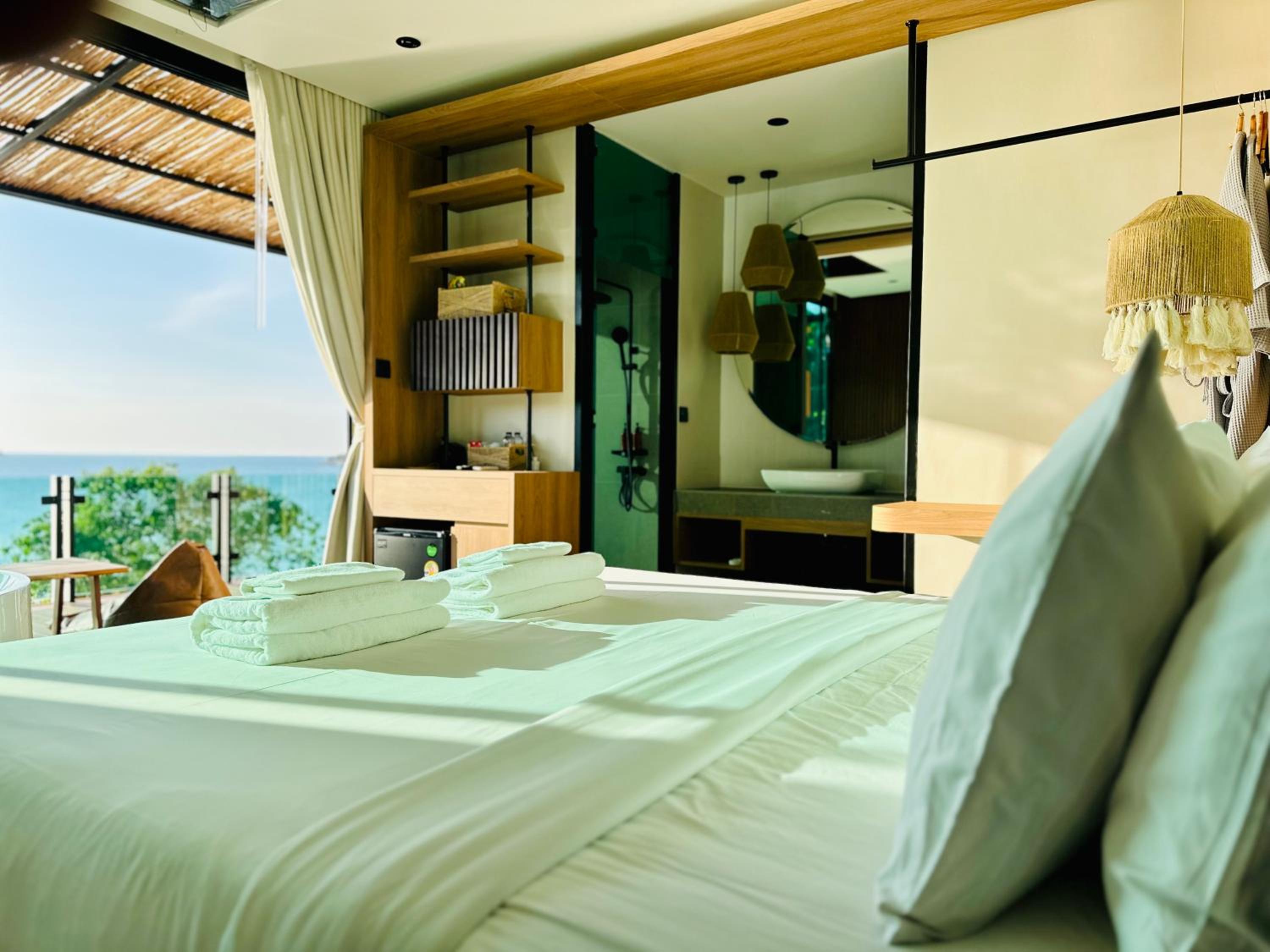 Deluxe Double Room with Bath - Photo 3