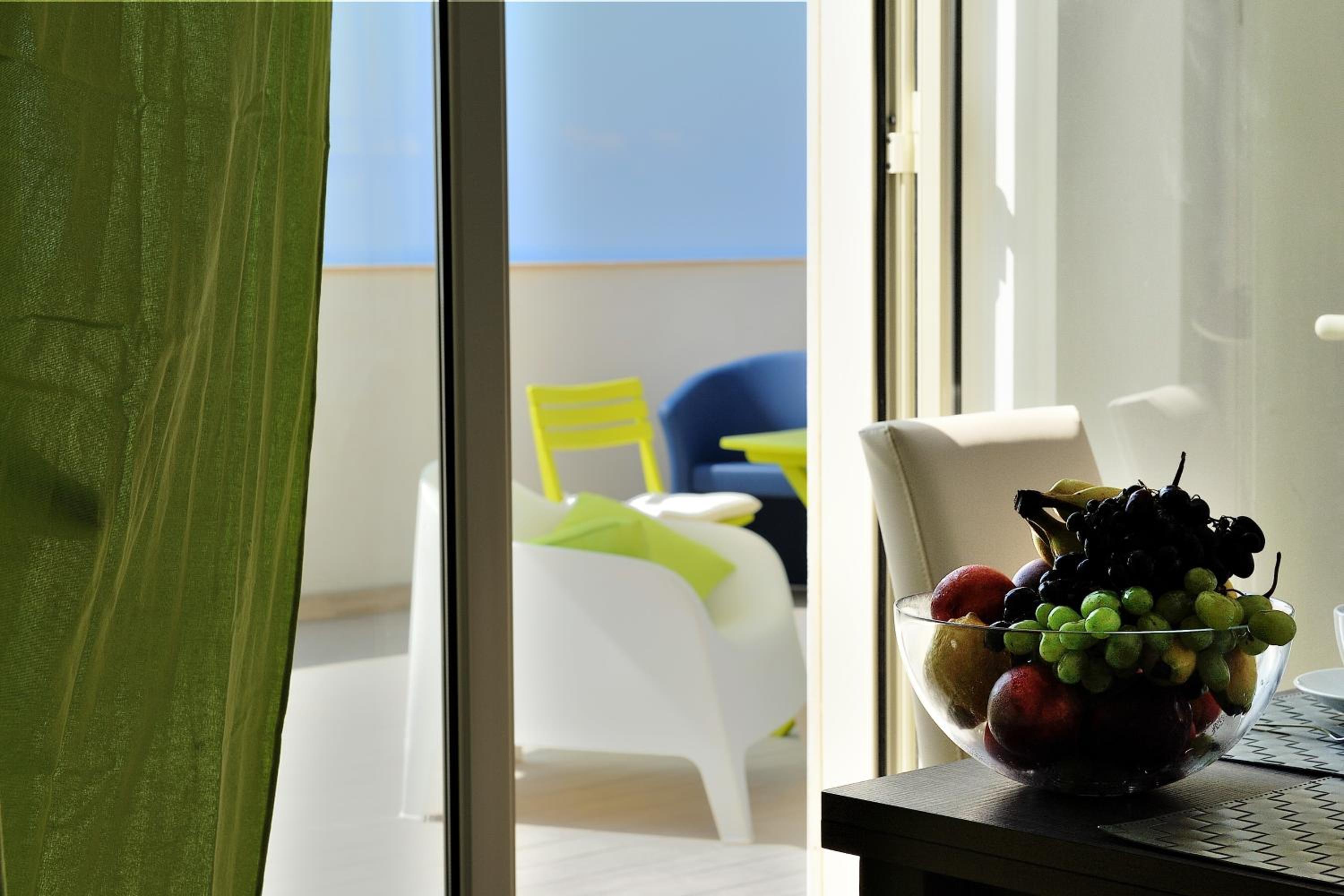 Deluxe Double Room with Side Sea View