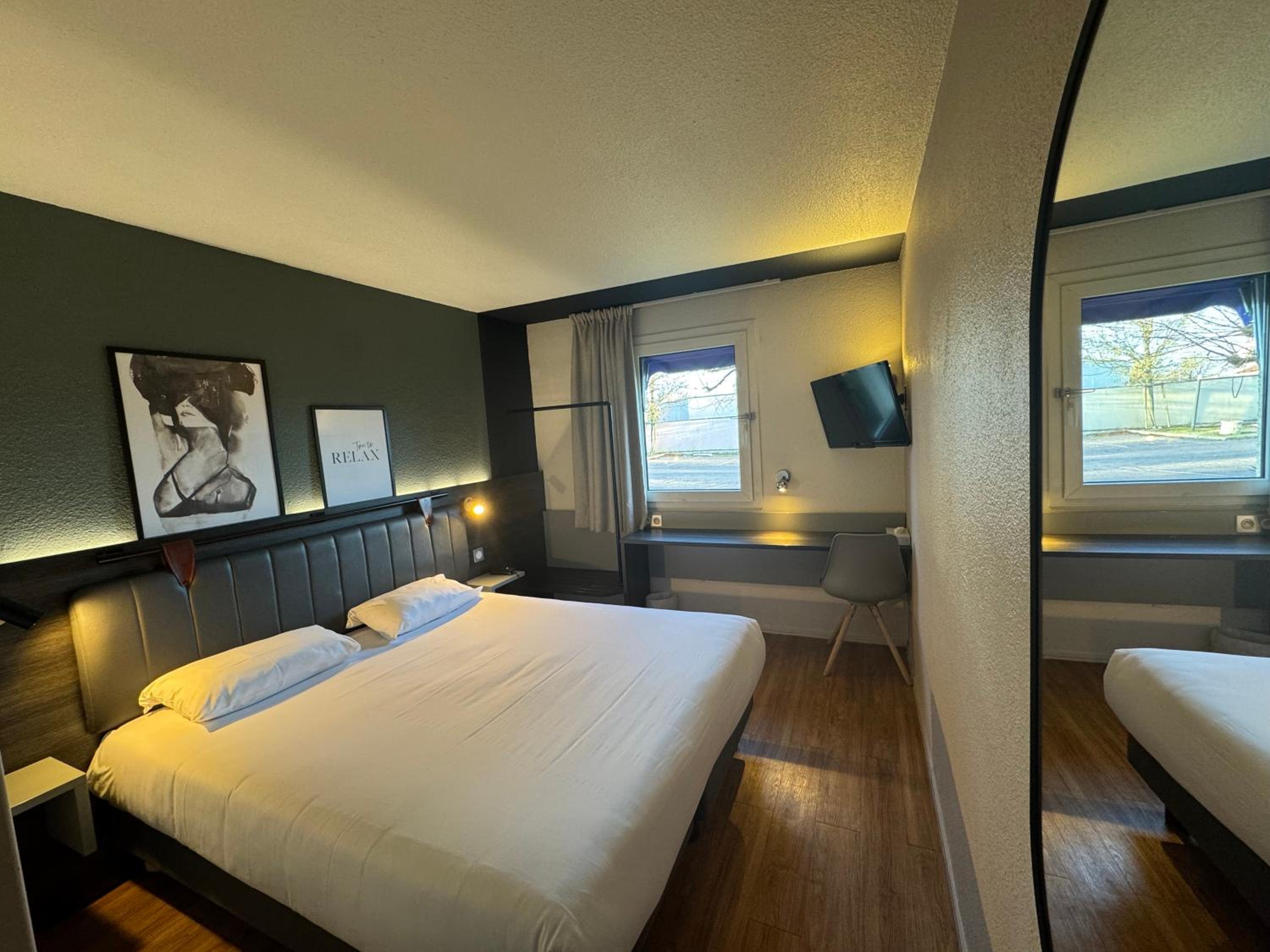 Standard Double Room with Queen Bed - Photo 2