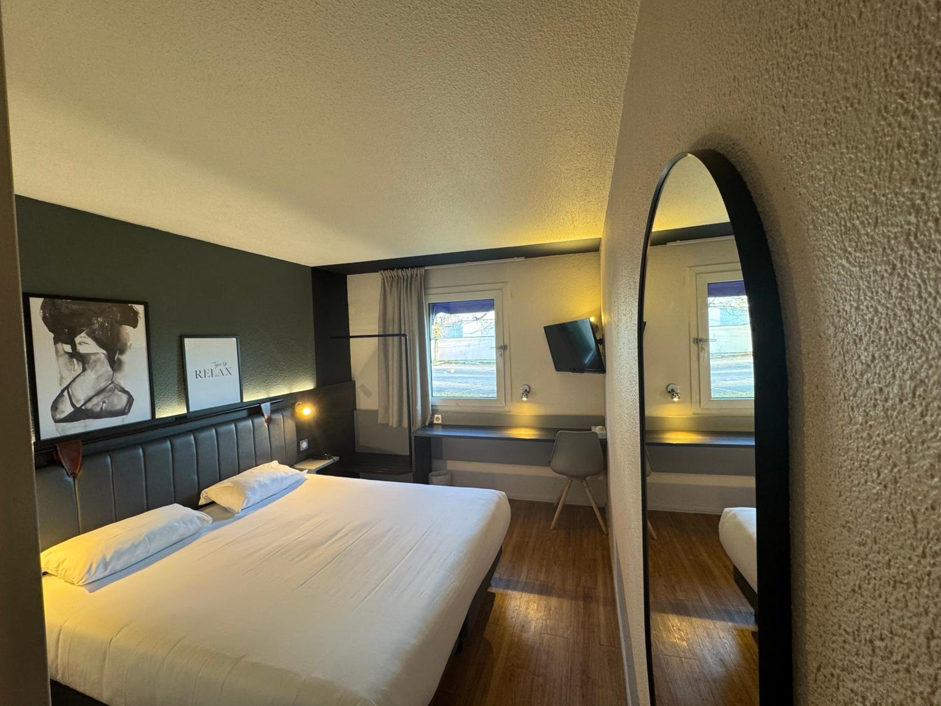 Standard Double Room with Queen Bed - Photo 9