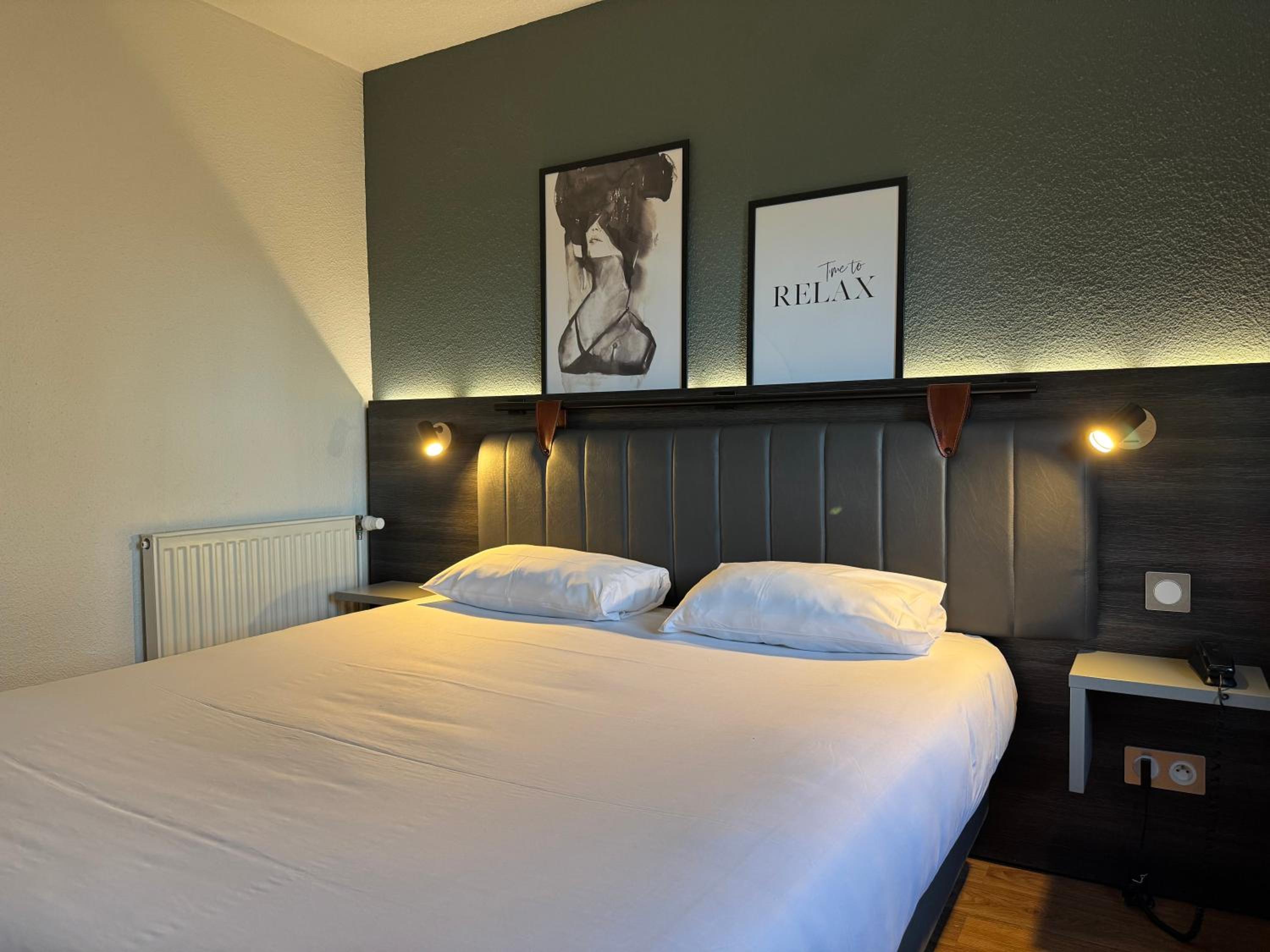 Standard Double Room with Queen Bed - Photo 7