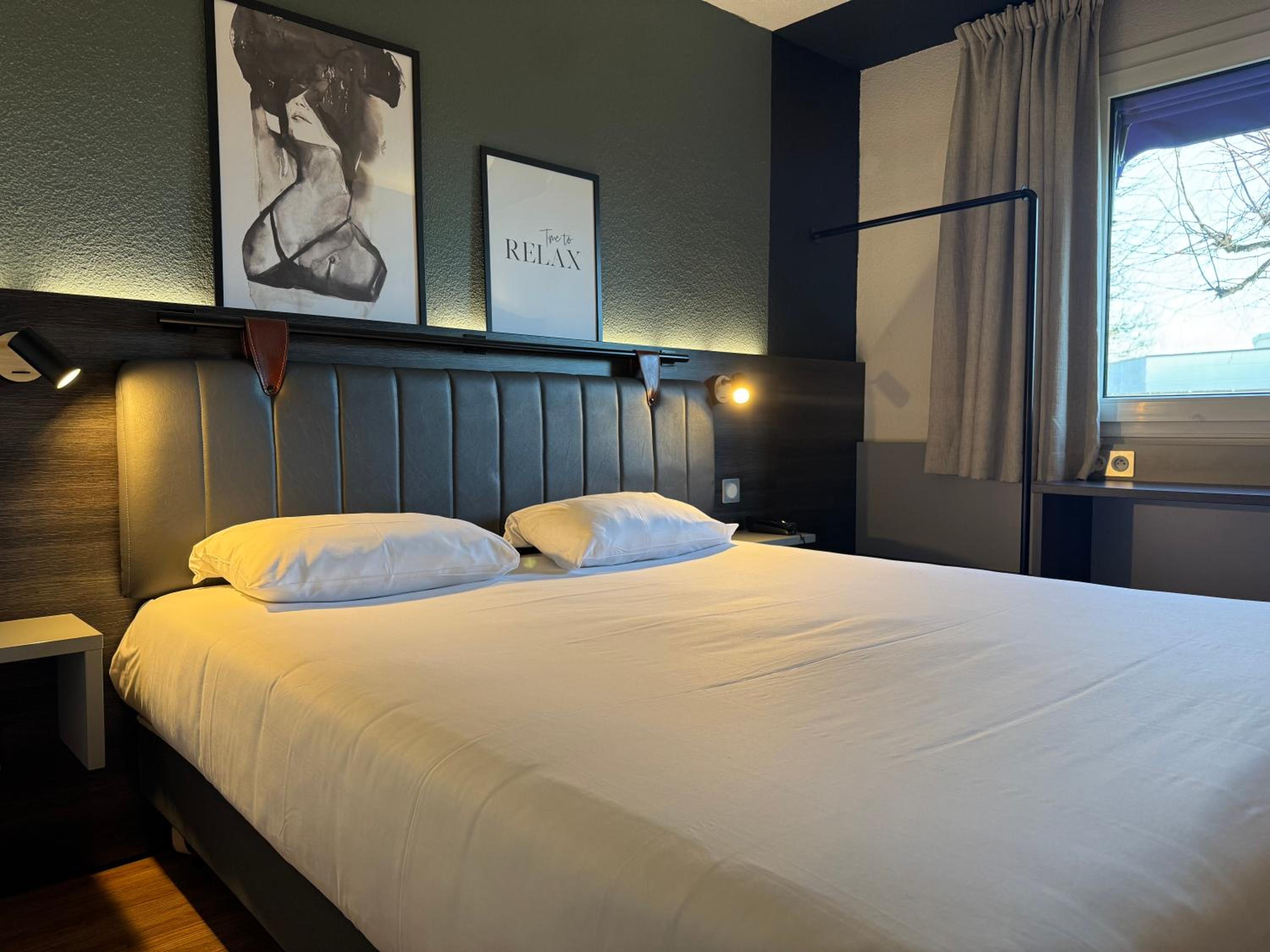 Standard Double Room with Queen Bed - Photo 8