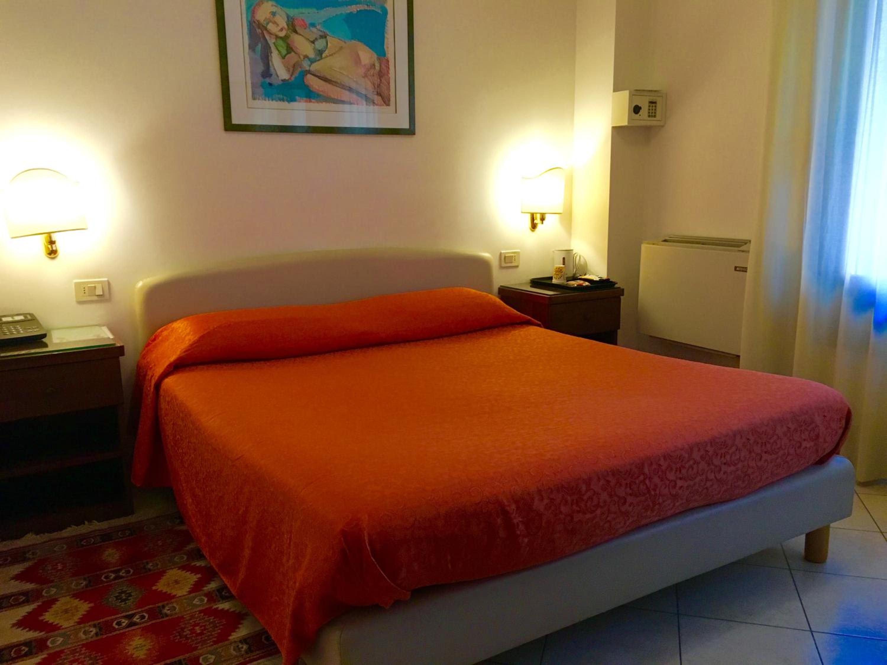 Economy Triple Room with Canal View - Photo 7