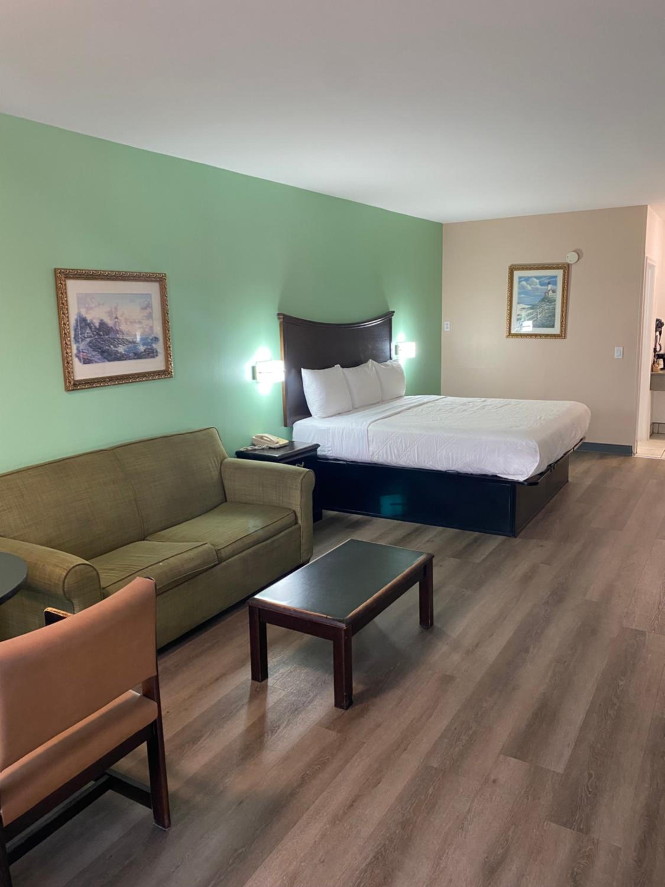 Deluxe Suite with Spa Bath