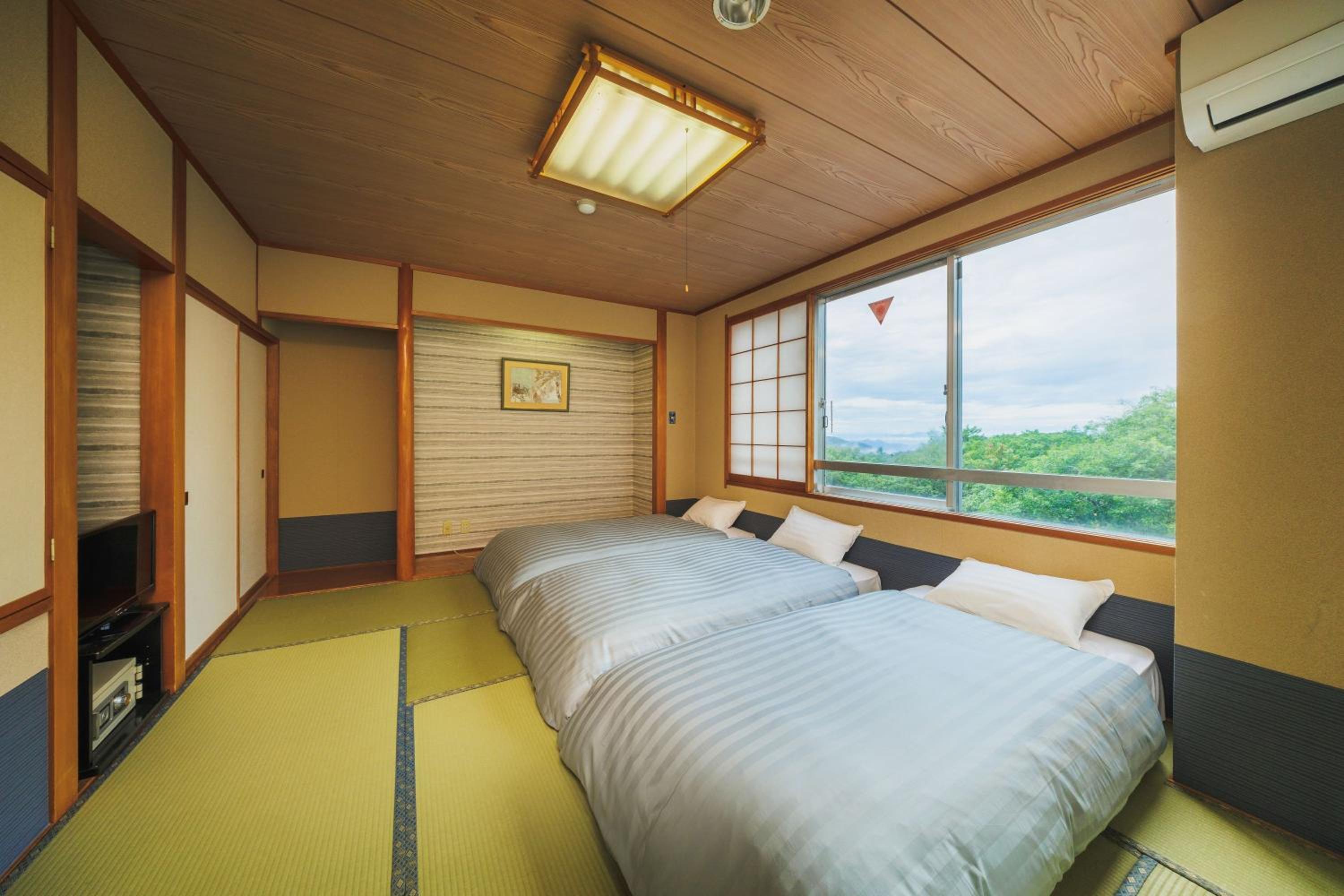 Corner Japanese-Style Triple Beds Room - Non-Smoking - Photo 1