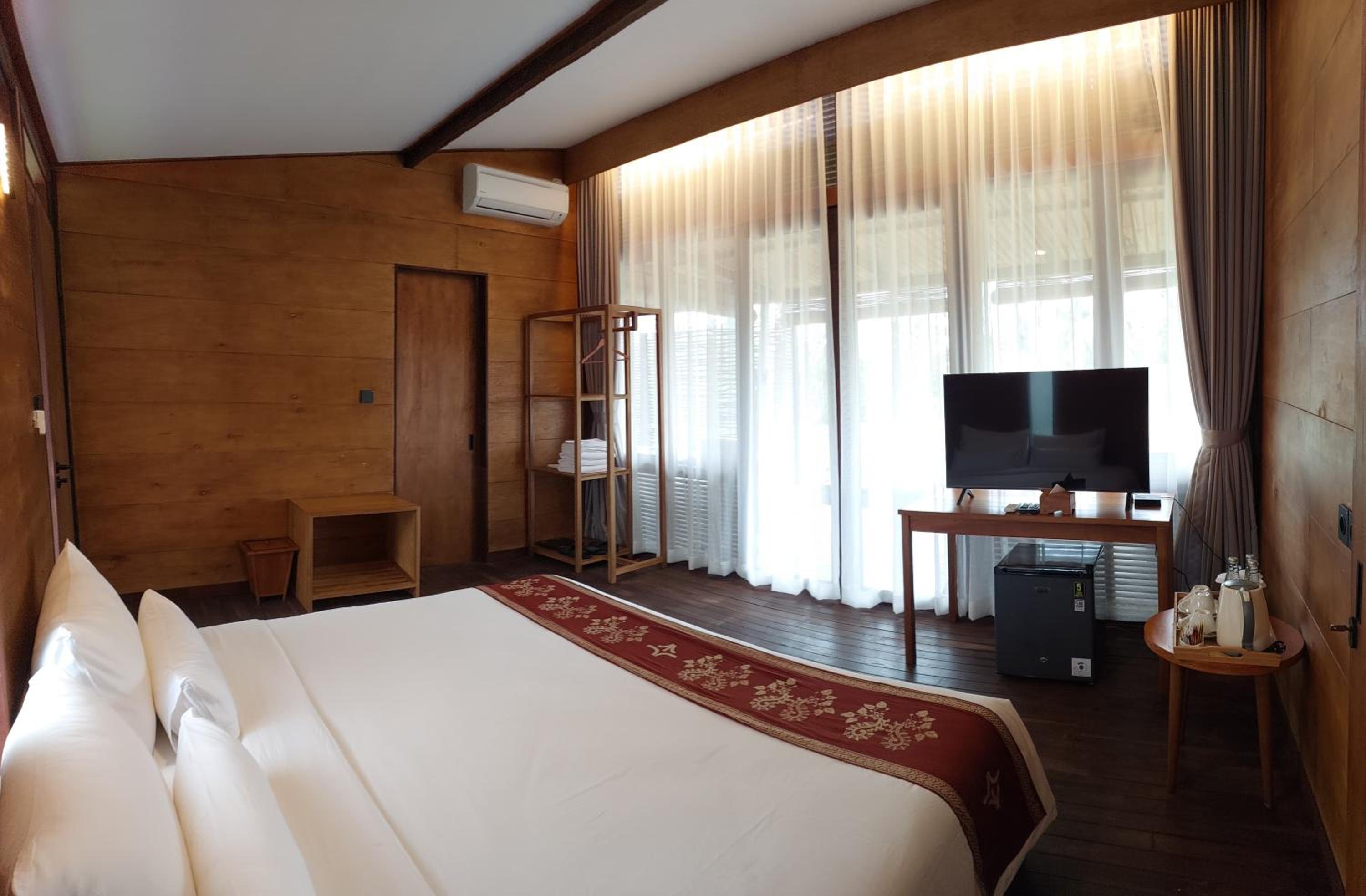 Three-Bedroom Villa - Photo 8