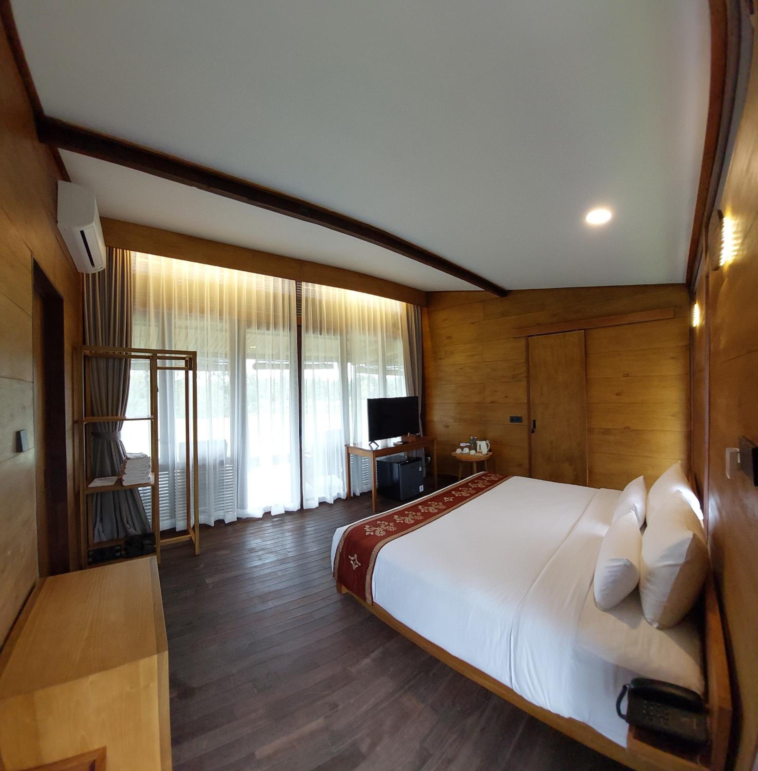 Three-Bedroom Villa - Photo 4