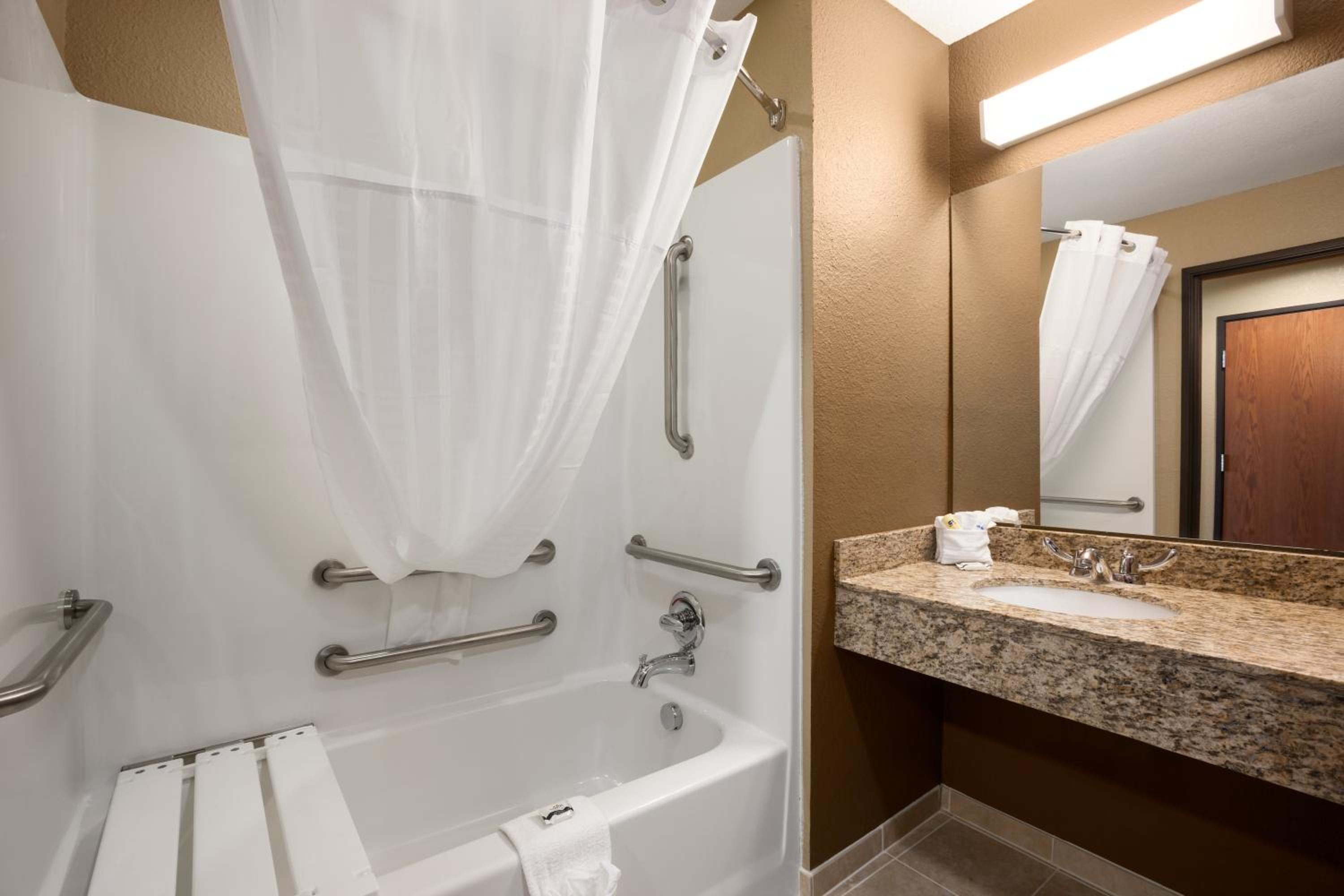 Queen Room with Roll-In Shower - Mobility Accessible/Non-Smoking photo 3