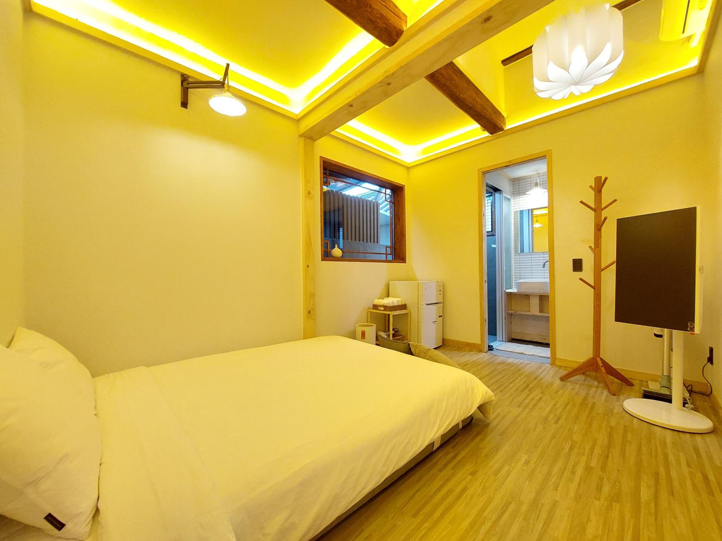Double Room with Private Bathroom photo 3