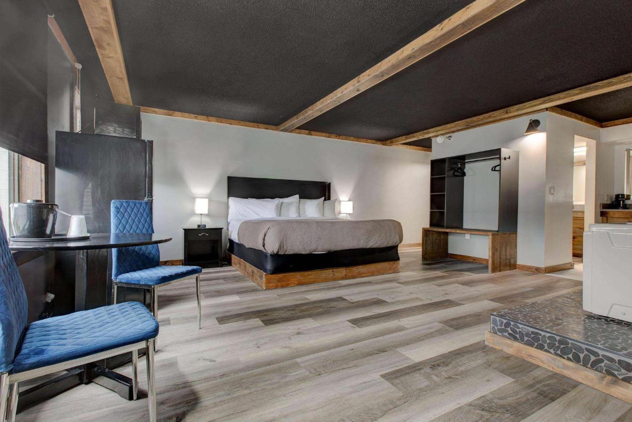 Deluxe King Suite - Non-Smoking - Photo 1