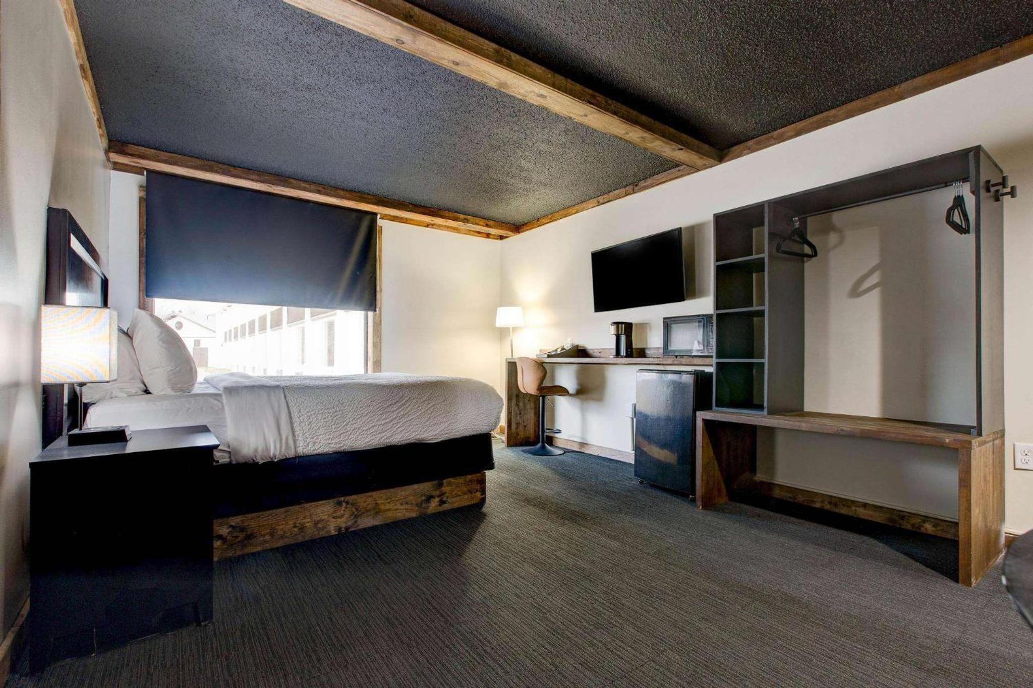 King Room with Roll-in Shower - Mobility Access/Non-Smoking - Photo 1