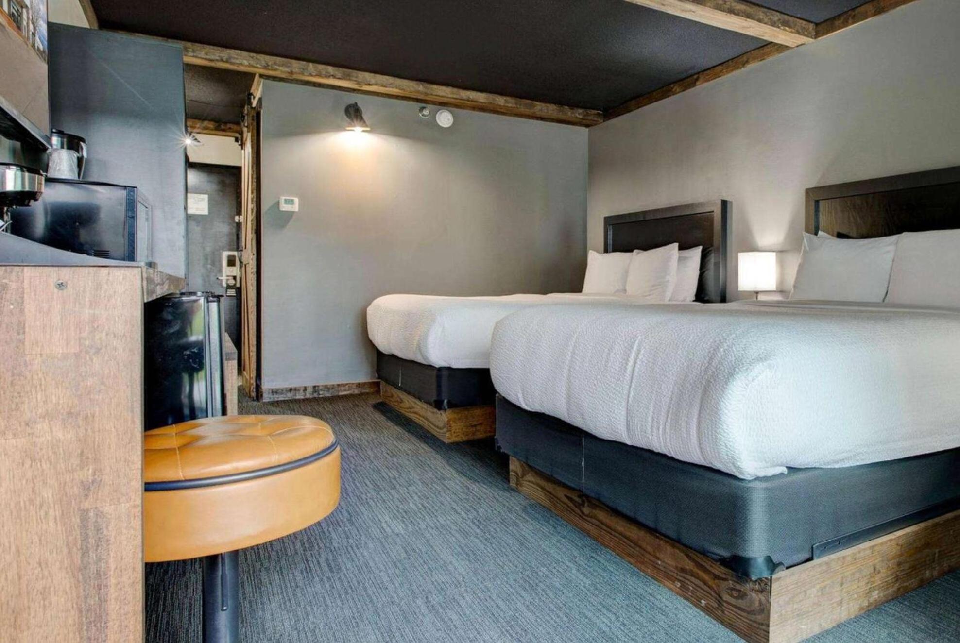 Queen Room with Two Queen Beds - Non-Smoking - Photo 1