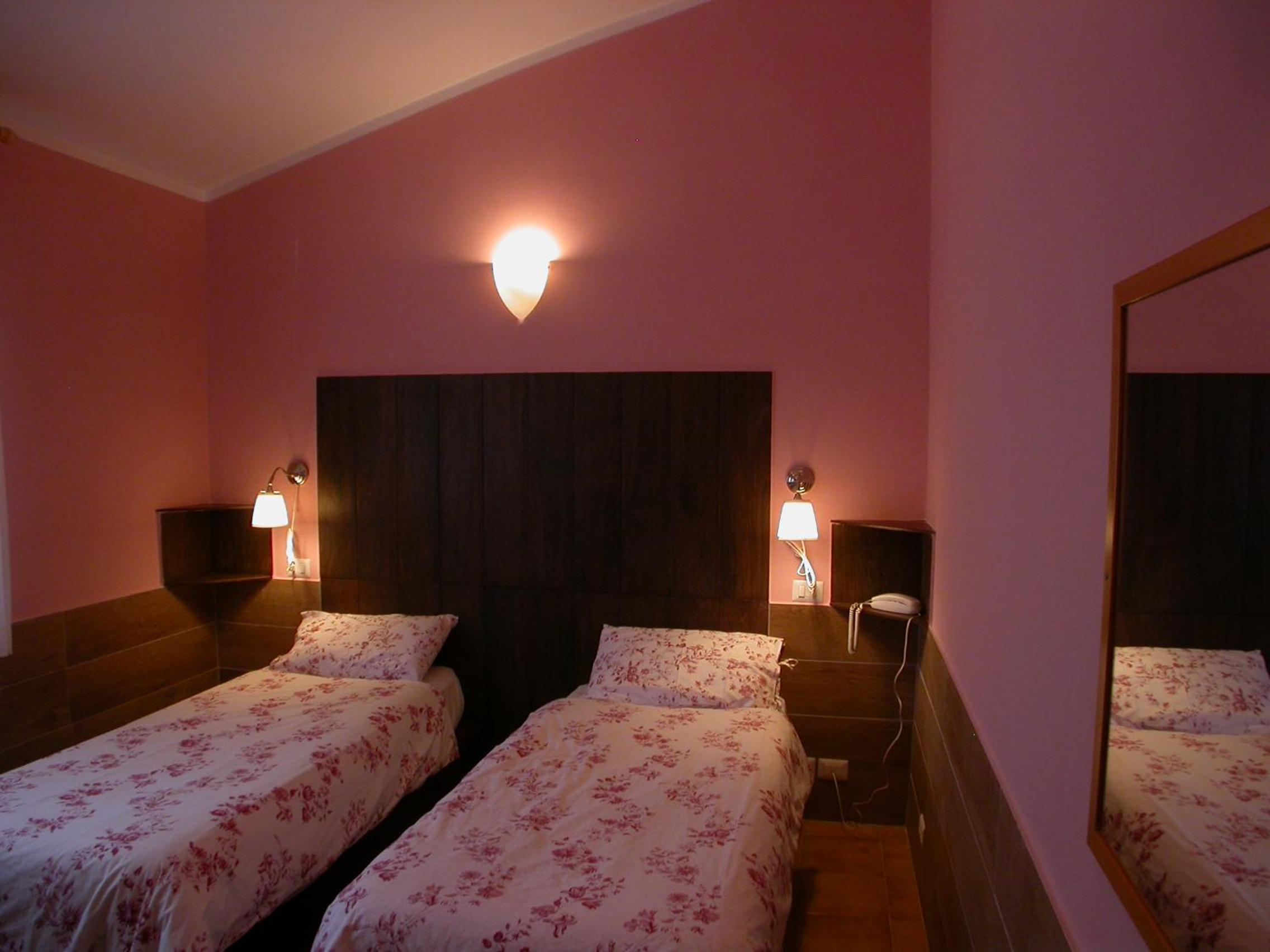 Standard Double or Twin Room - Photo 7
