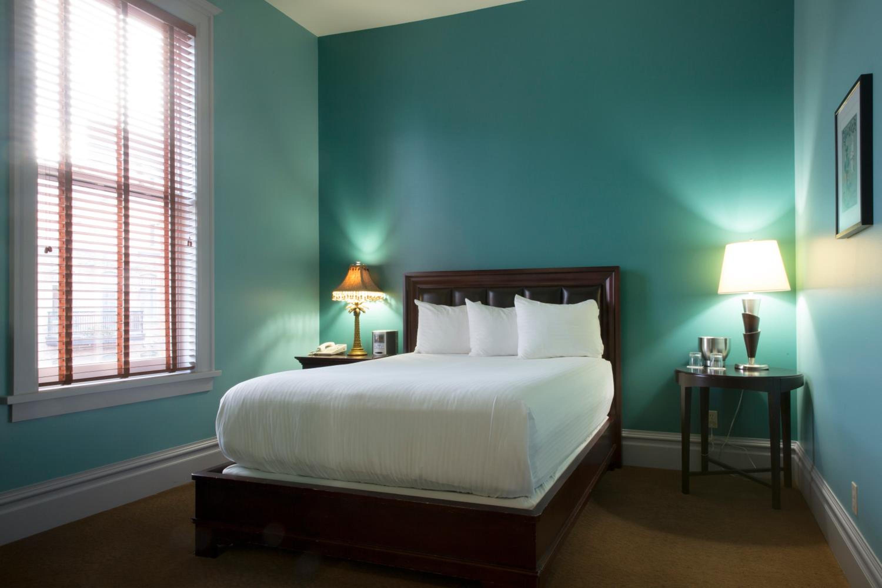 Queen Room - Photo 2