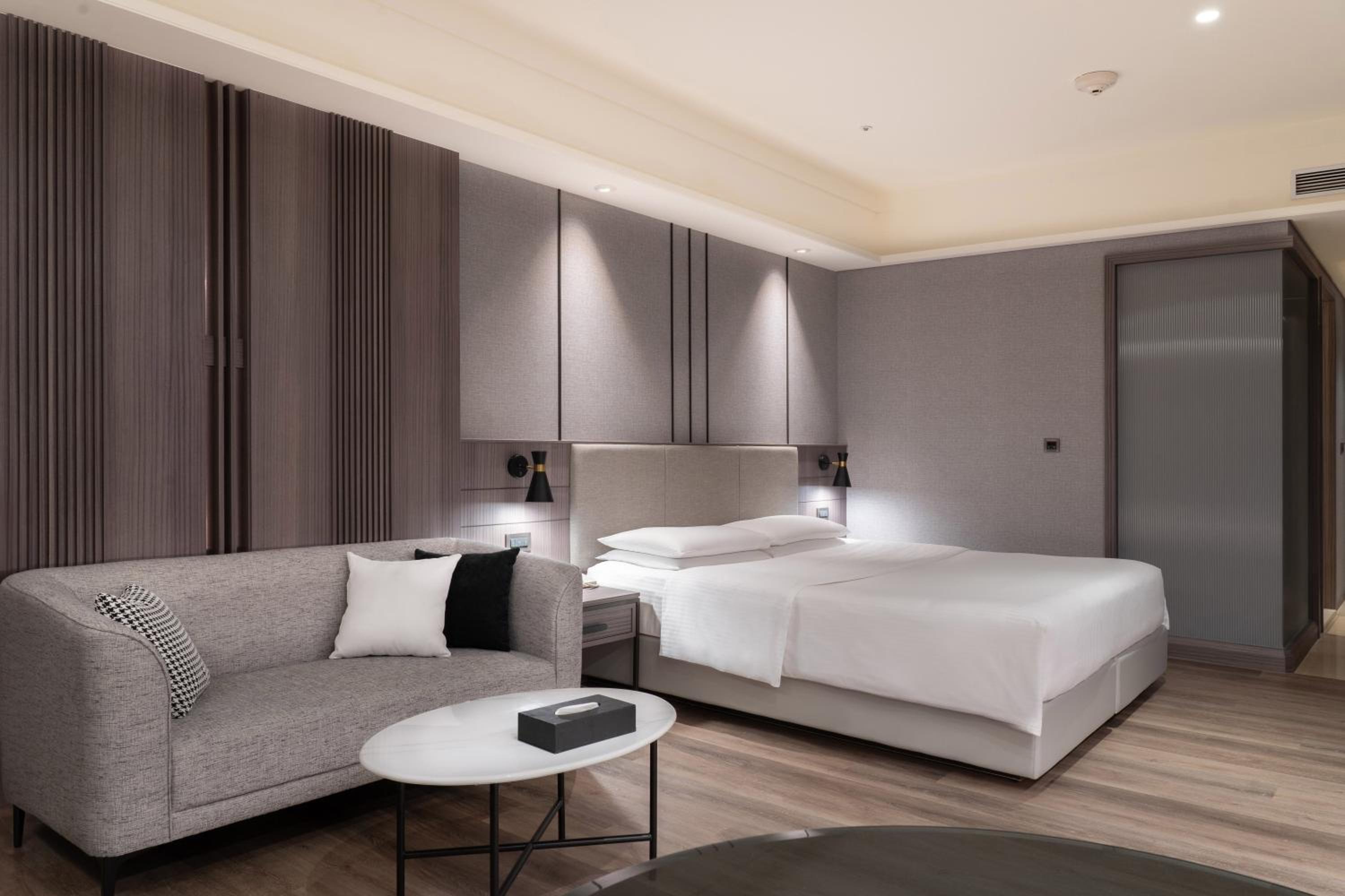 Royal Room - Photo 1